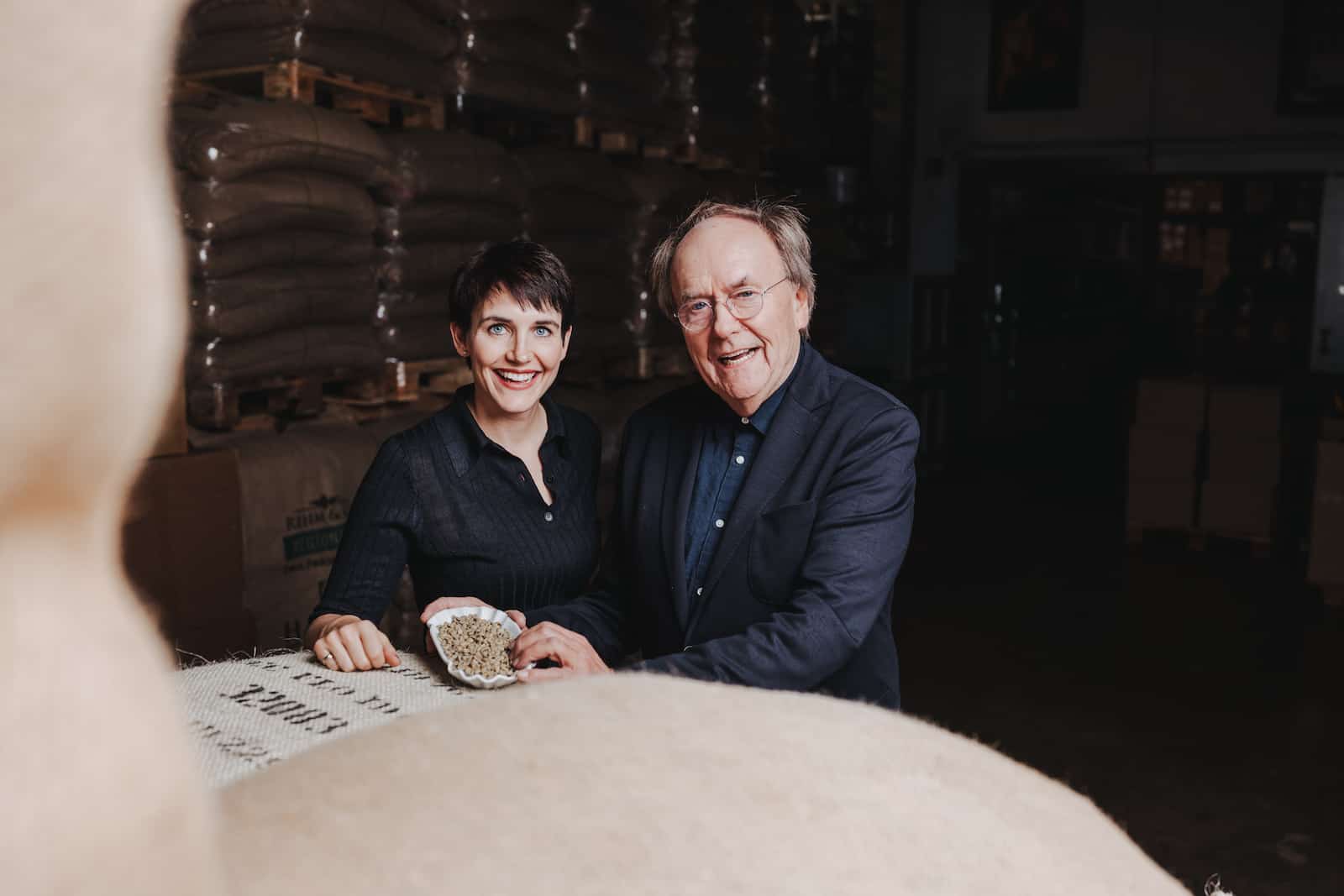 Unternehmensreportage in Heilbronn mit zwei Personen in einem Lager, fotografiert vom Eventfotografen Niklas Hesser.