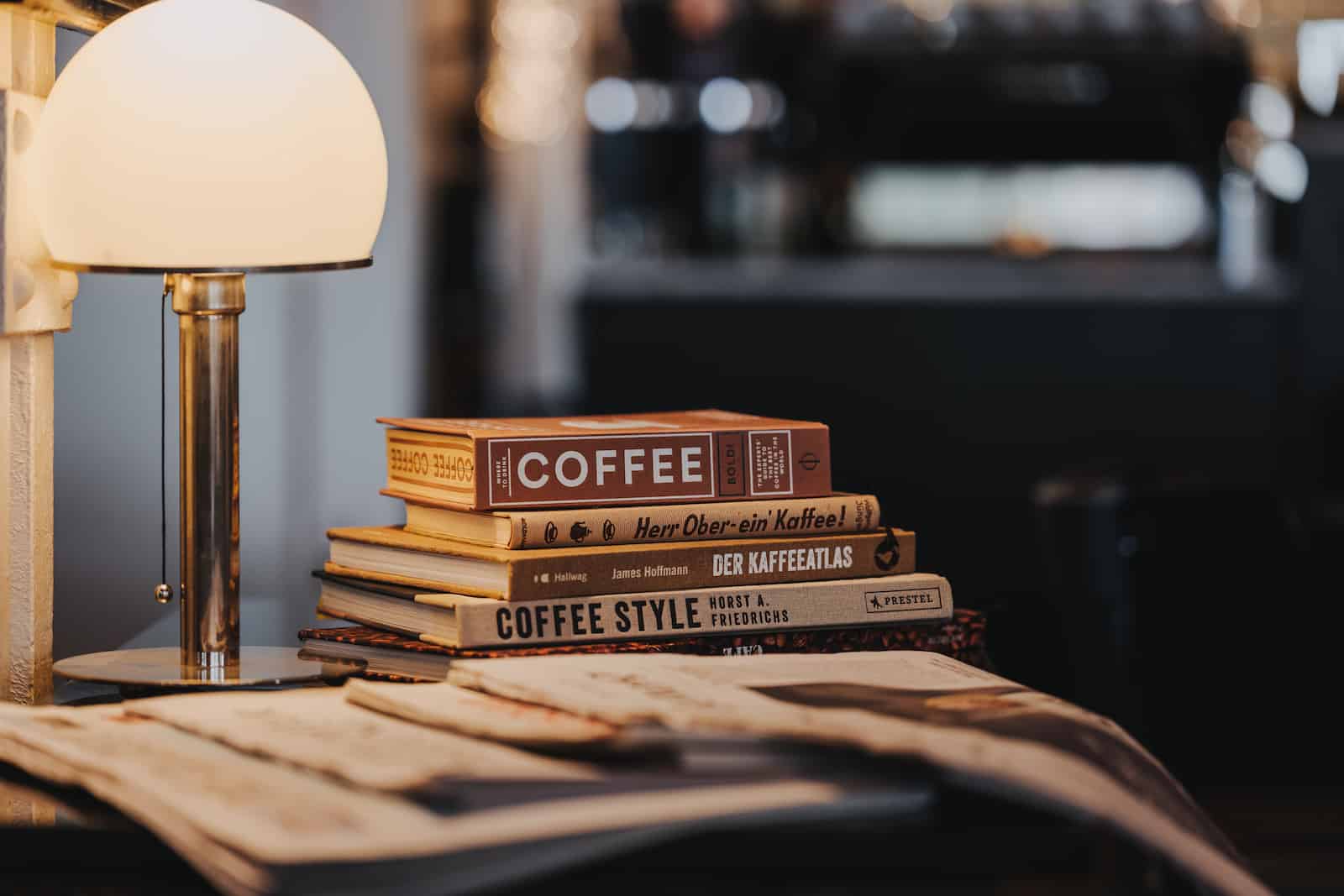 Unternehmensreportage in Heilbronn mit Fokus auf Kaffeebücher und stilvolle Beleuchtung