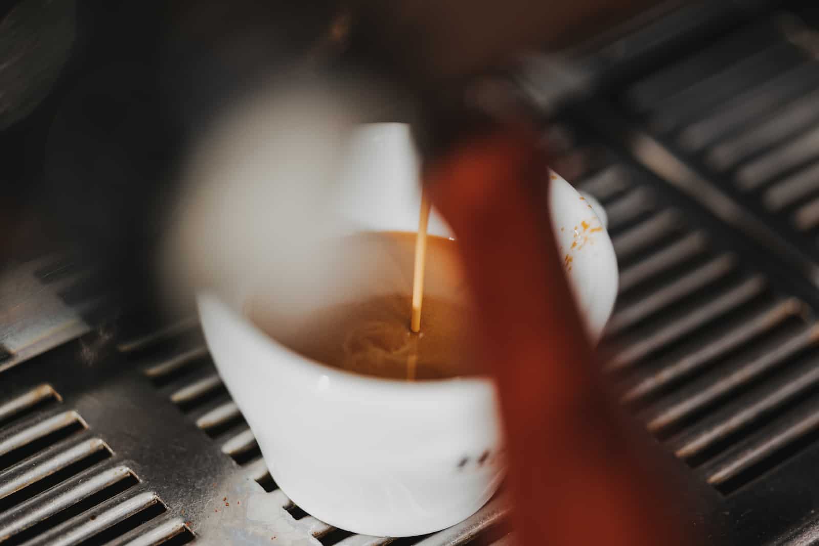 Detailaufnahme eines Espressos, der in einer Unternehmensreportage in Heilbronn vom Eventfotografen Niklas Hesser zubereitet wird.