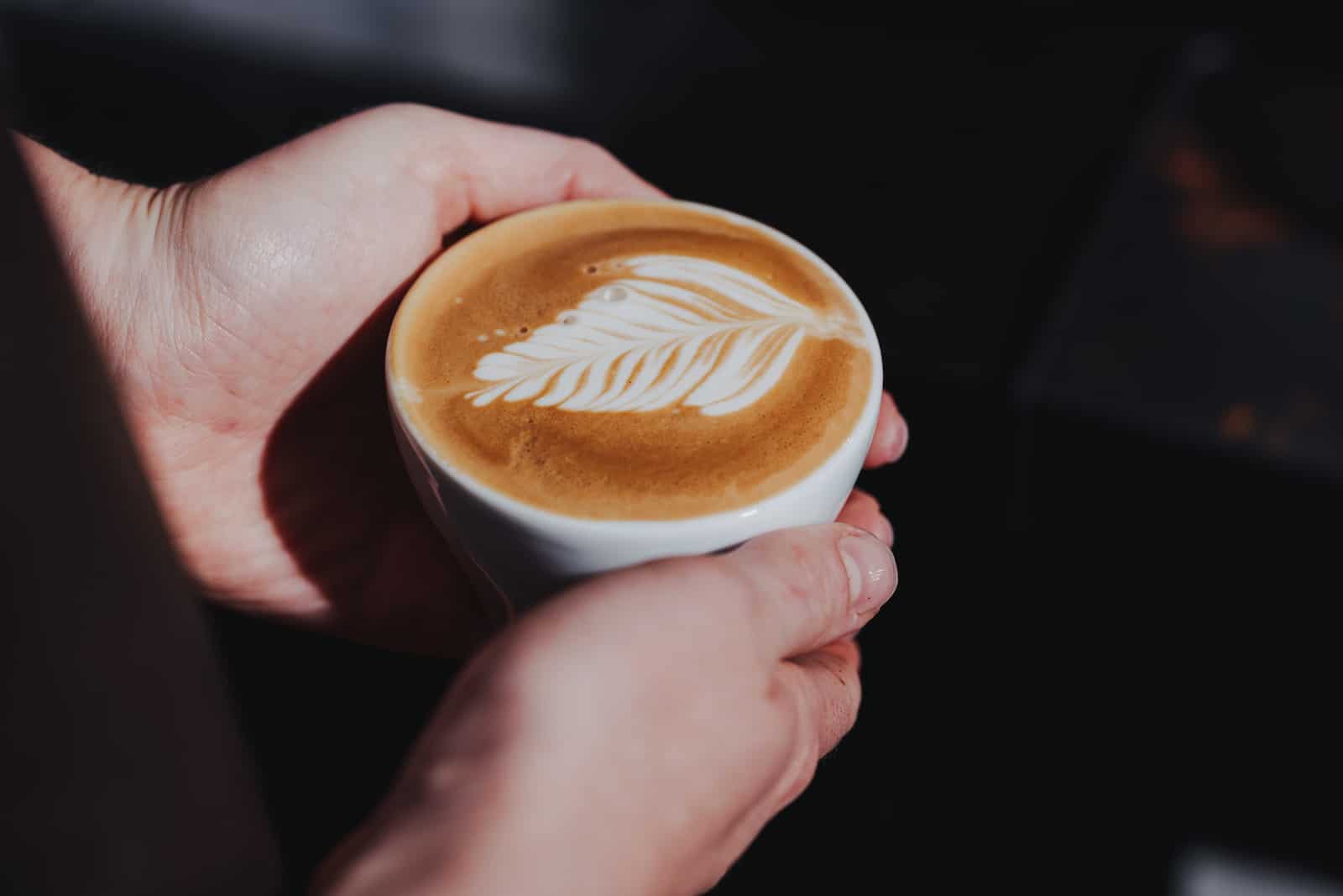 Detailaufnahme eines Cappuccinos mit Latte Art, fotografiert vom Eventfotografen Niklas Hesser in Heilbronn.