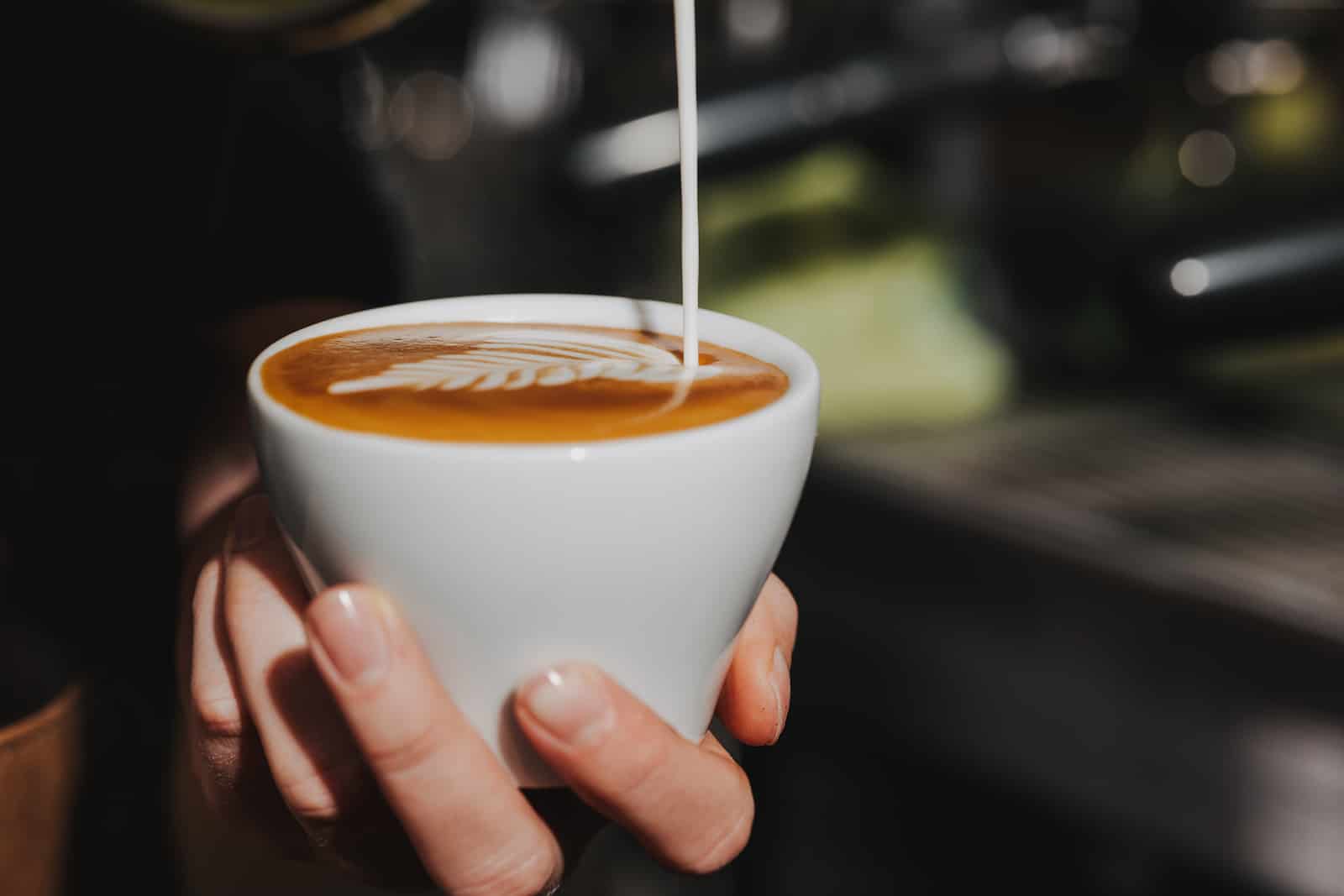 Detailaufnahme eines Latte Art Kaffees in Heilbronn, fotografiert vom Eventfotografen Niklas Hesser