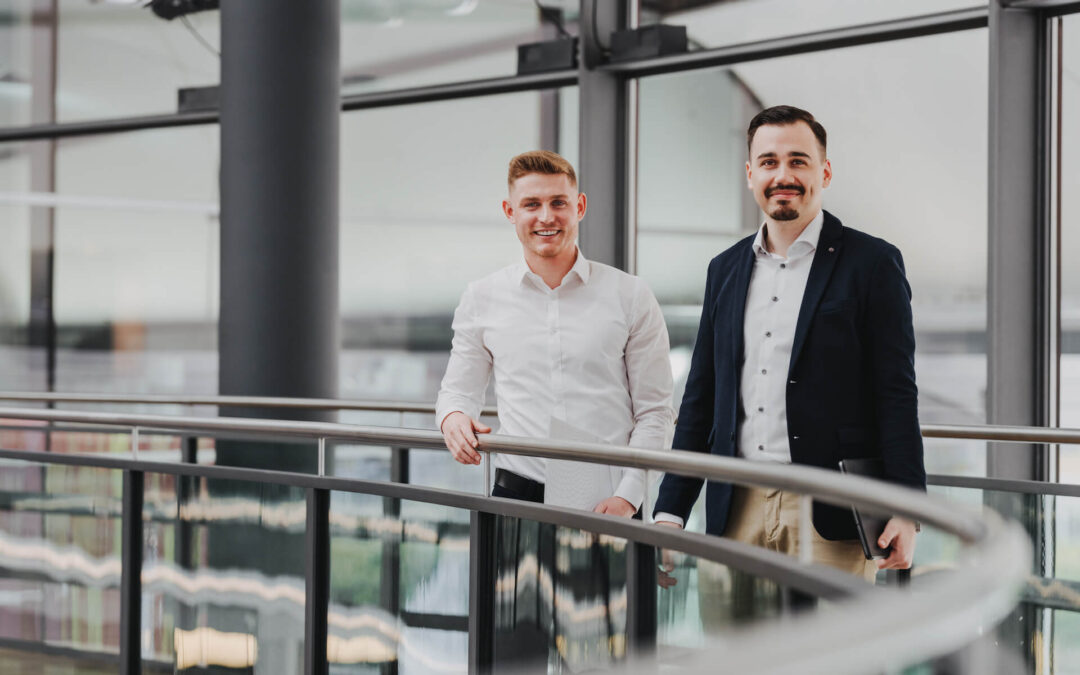 Businessportraits in Neckarsulm vom Fotografen Niklas Hesser, zwei Männer in moderner Büroumgebung