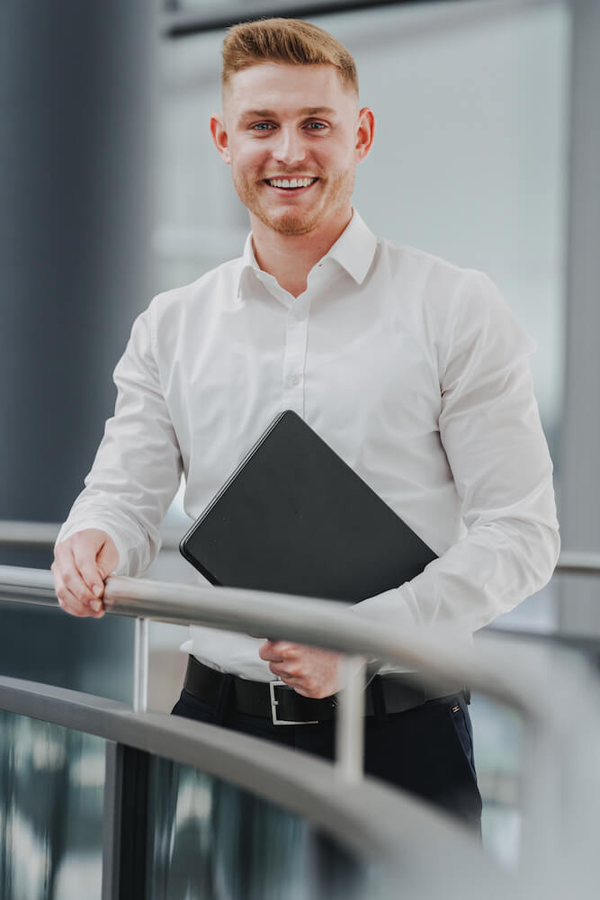 Business-Portrait eines Mannes in Neckarsulm, aufgenommen vom Fotografen Niklas Hesser.