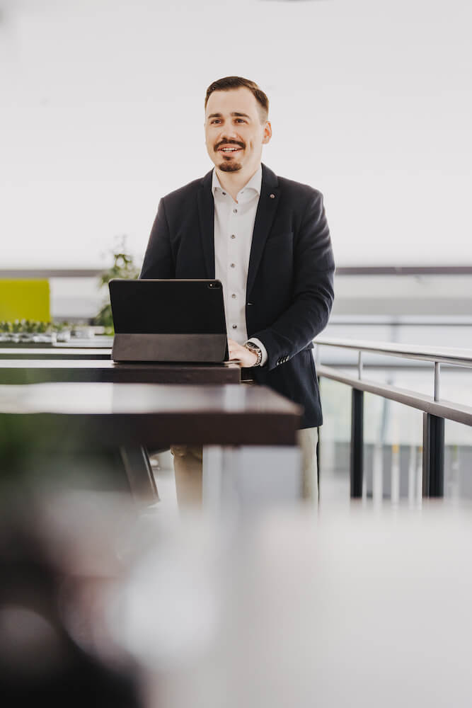 Businessporträt eines Mannes in einem modernen Büro in Neckarsulm, aufgenommen vom Fotografen Niklas Hesser.
