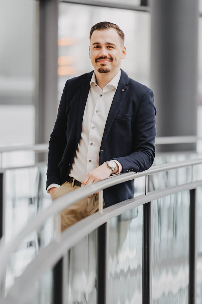 Businessportrait eines Mannes in Neckarsulm, aufgenommen vom Eventfotografen Niklas Hesser.