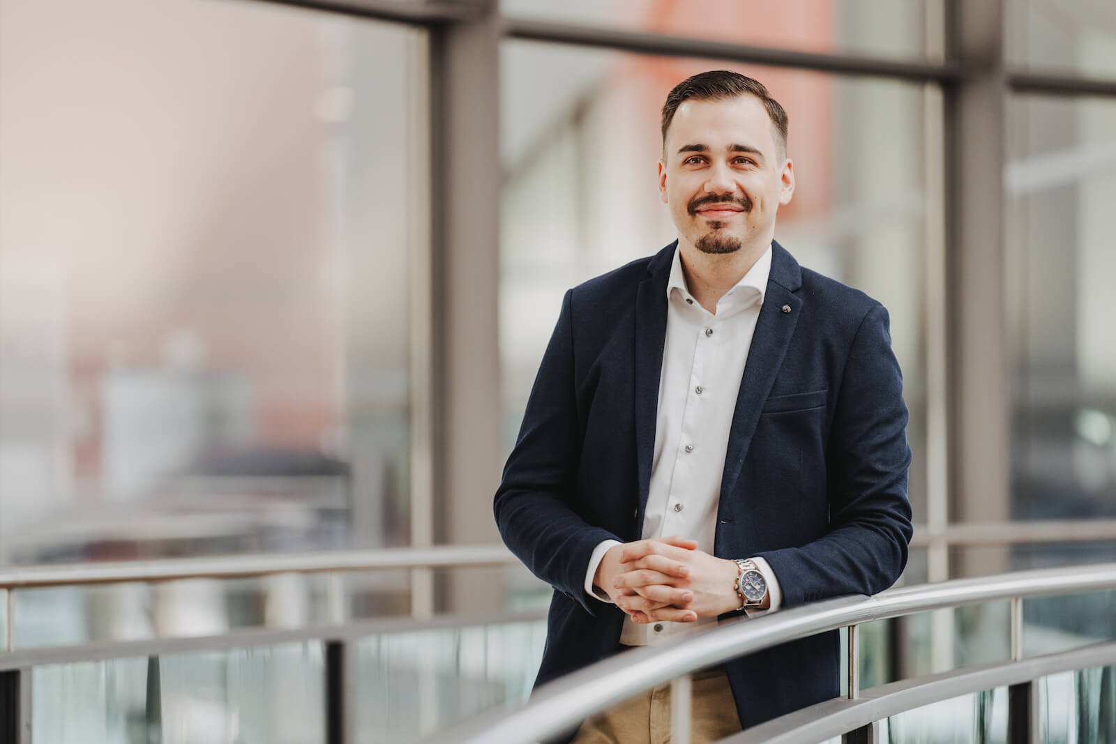 Business-Portrait eines Mannes in Neckarsulm, aufgenommen vom Fotografen Niklas Hesser.