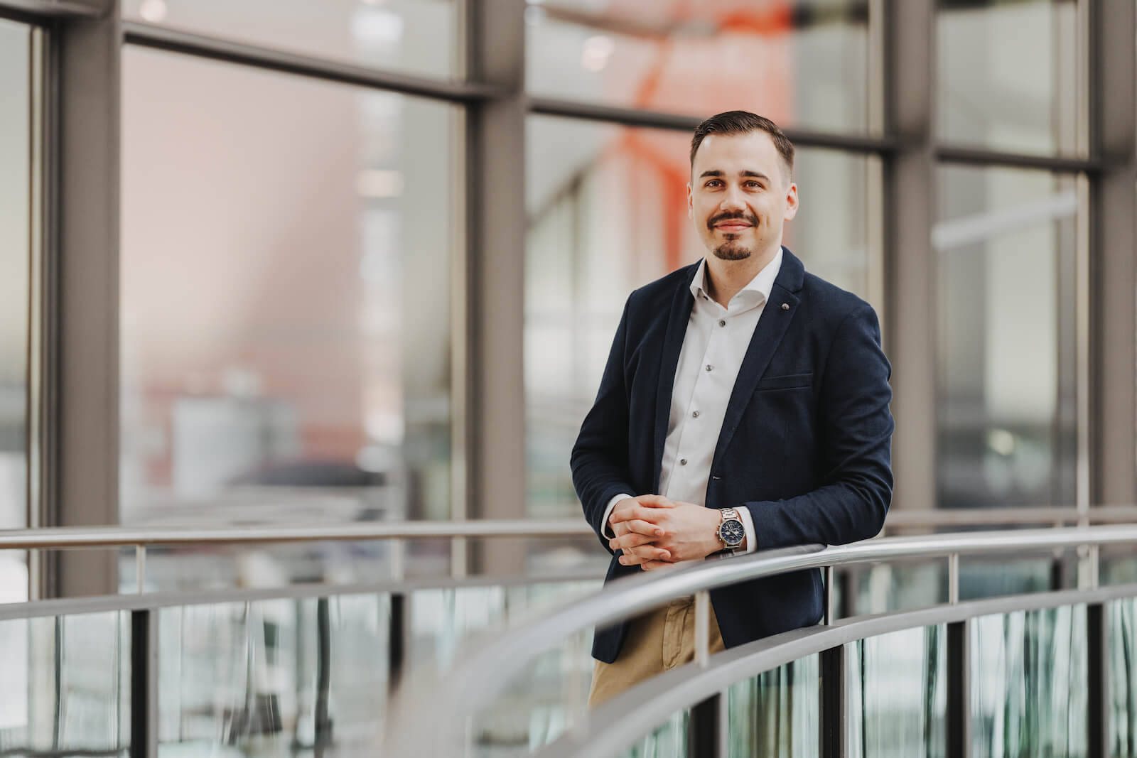 Businessportrait eines Mannes in Neckarsulm, aufgenommen vom Fotografen Niklas Hesser, mit Fokus auf authentische Darstellung und hoher Bildqualität.