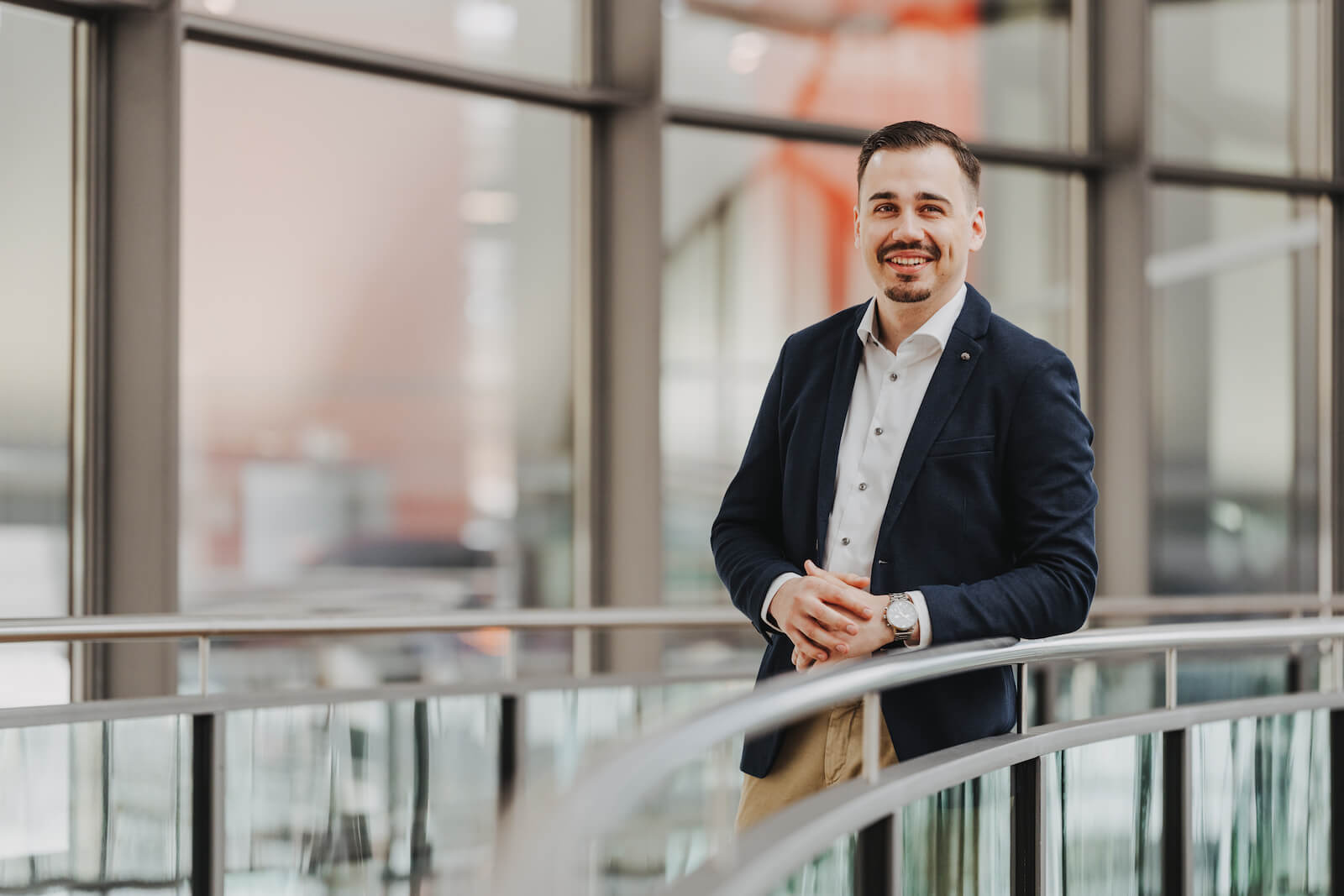 Businessportrait eines Mannes in einem modernen Bürogebäude in Neckarsulm, aufgenommen vom Fotografen Niklas Hesser.