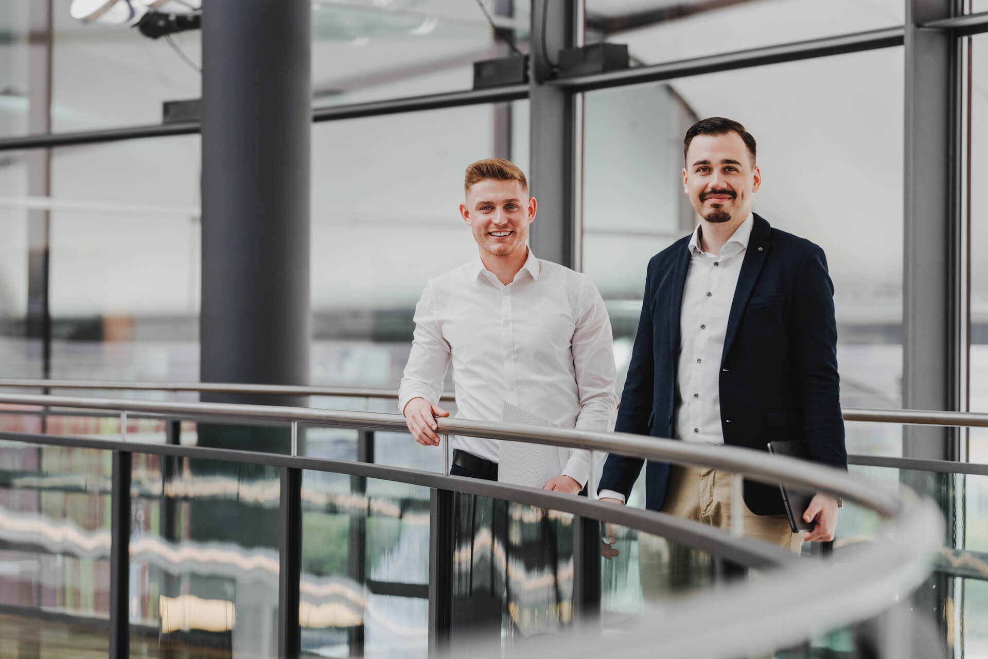 Businessportraits in Neckarsulm vom Fotografen Niklas Hesser, zwei Männer in moderner Büroumgebung