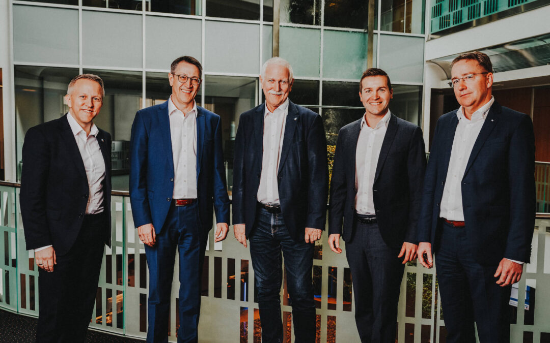 Businessportraits von fünf Männern in Anzügen in einem modernen Bürogebäude in Schwäbisch Hall, aufgenommen vom Eventfotografen Niklas Hesser.