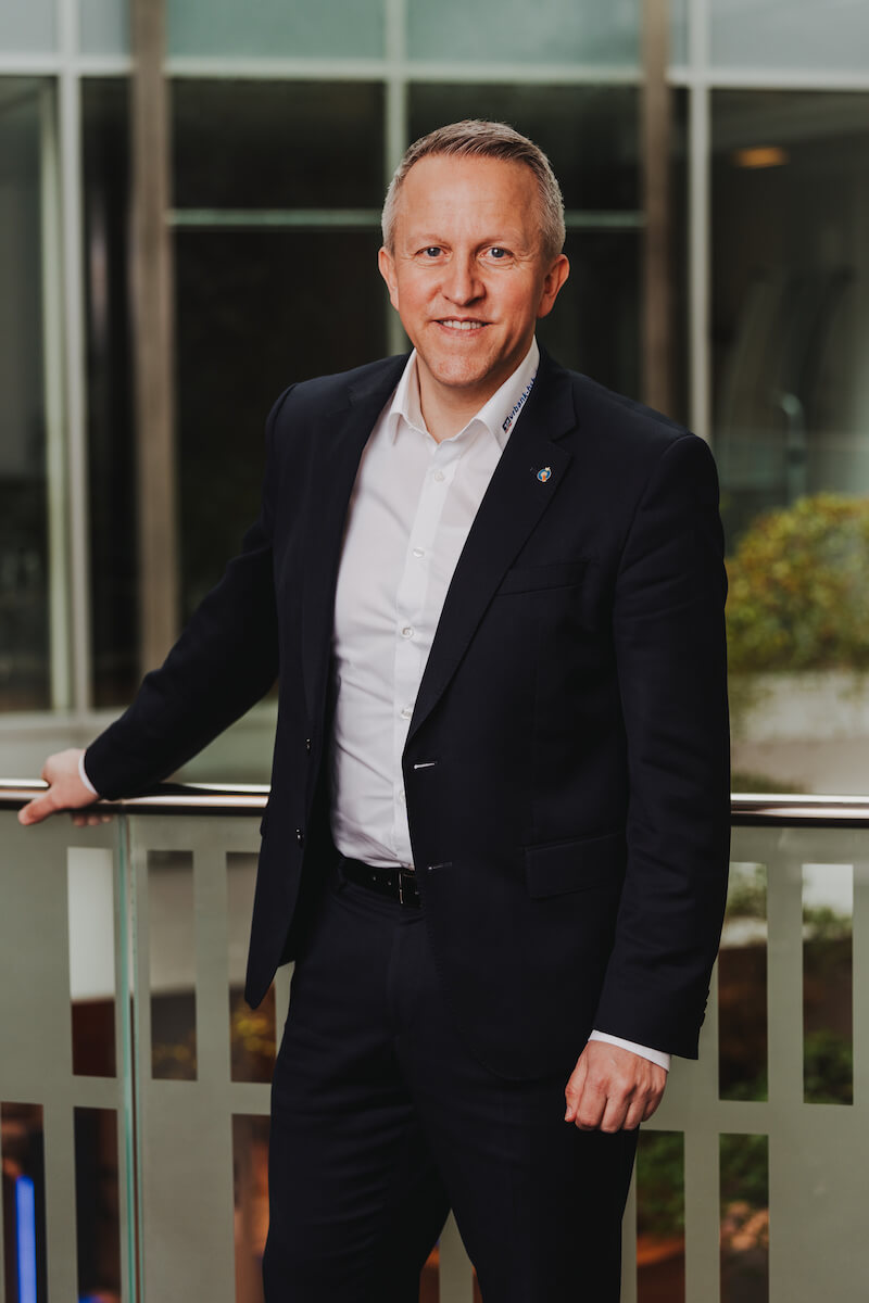 Businessporträt eines Mannes in Schwäbisch Hall, aufgenommen vom Eventfotografen Niklas Hesser, mit Fokus auf professionellem Auftreten.