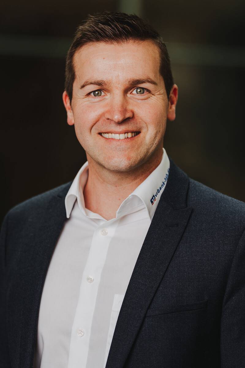 Businessportrait eines Mannes in Schwäbisch Hall, aufgenommen vom Fotografen Niklas Hesser.