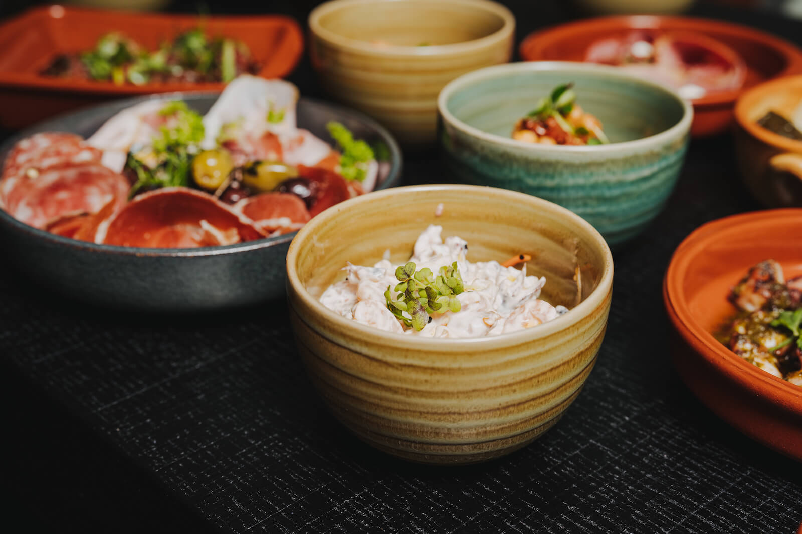 Food-Fotografie von verschiedenen Gerichten in Schalen, aufgenommen vom Eventfotografen Niklas Hesser in Heilbronn.