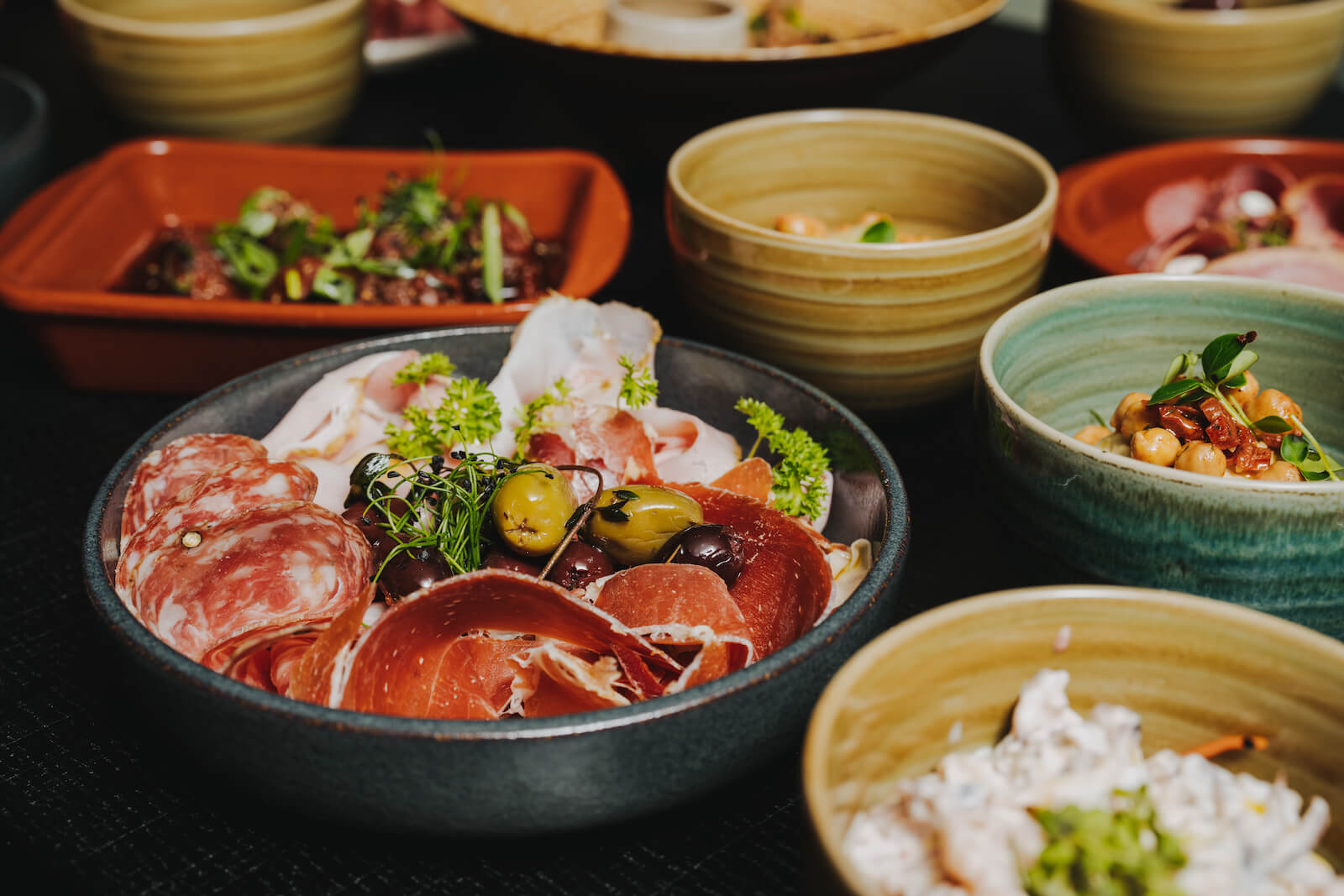 Detailaufnahme von Antipasti mit Oliven und Schinken, fotografiert vom Eventfotografen Niklas Hesser in Heilbronn.