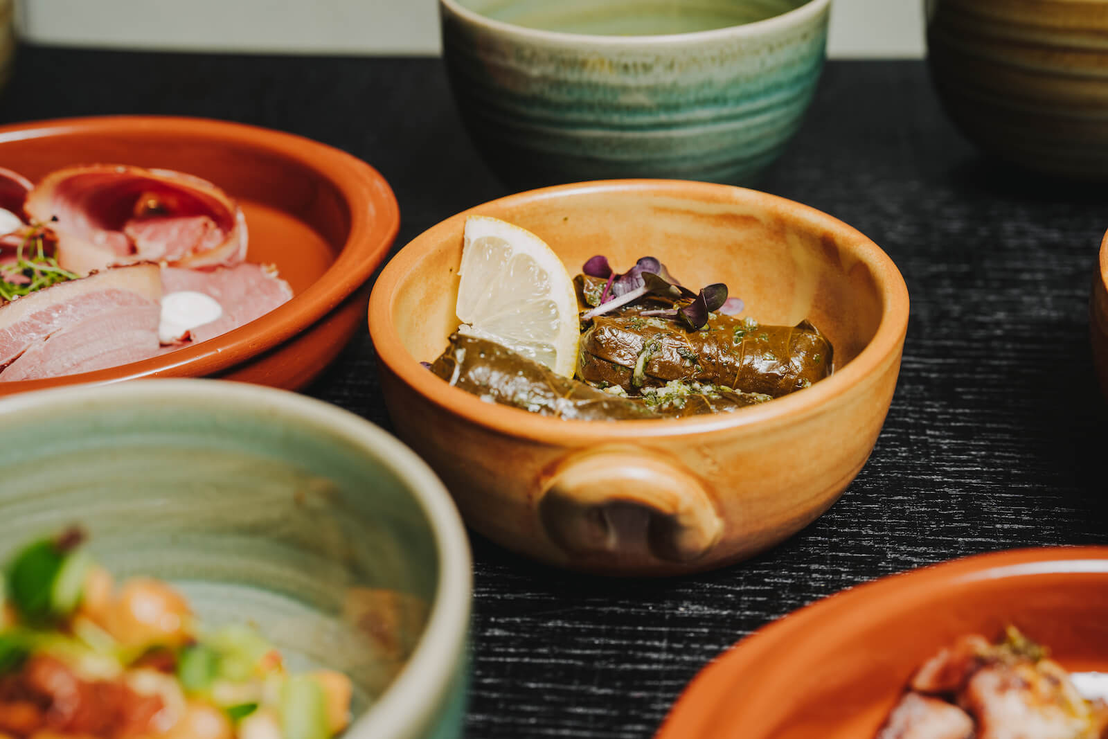 Food-Fotografie von gefüllten Weinblättern in einer Keramikschale, aufgenommen vom Eventfotografen Niklas Hesser in Heilbronn.