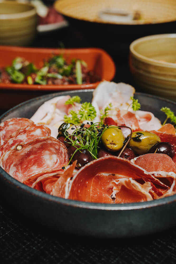 Food-Fotografie von einer Antipasti-Platte mit Schinken und Oliven in Heilbronn