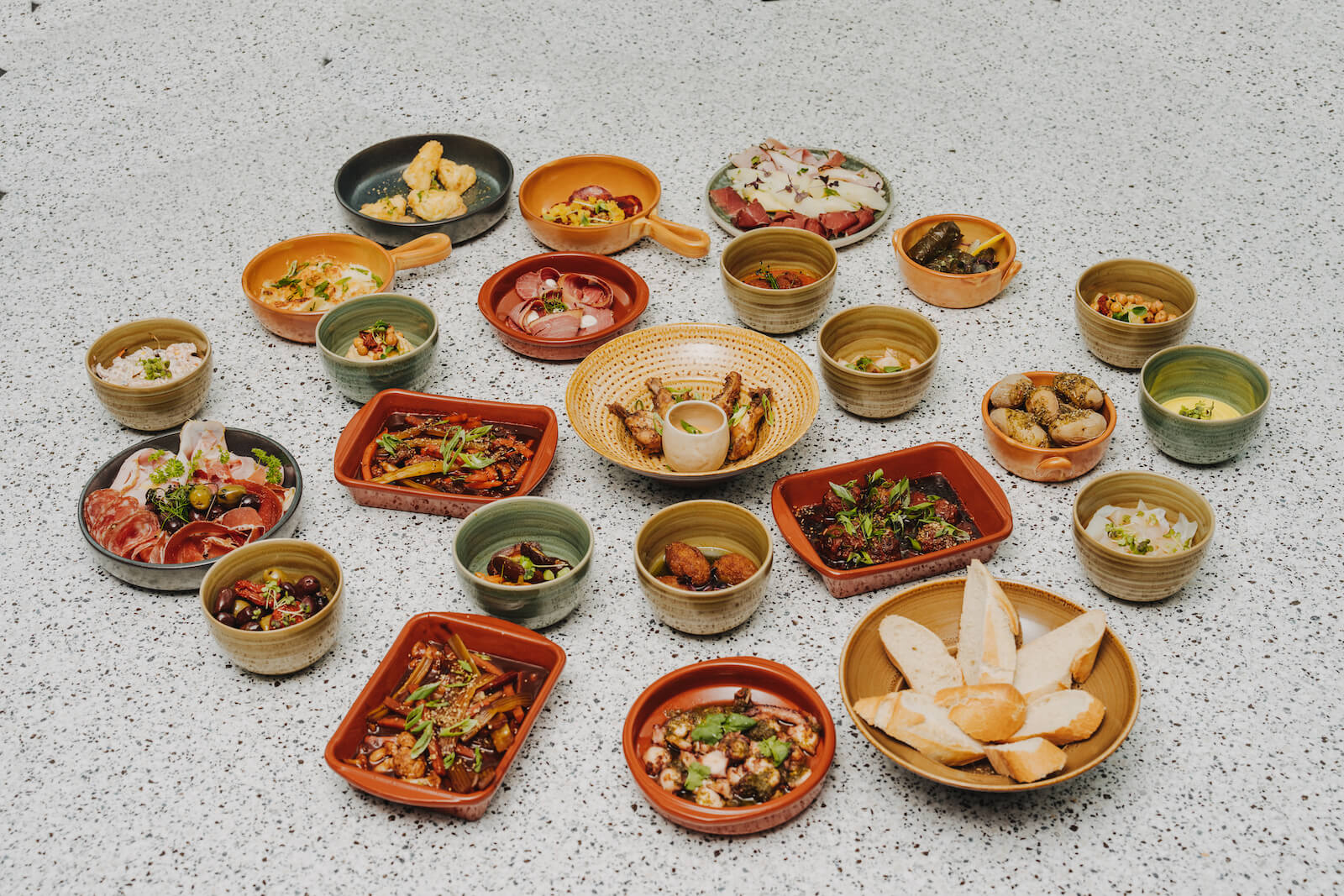 Verschiedene Tapas-Gerichte auf einem Tisch, fotografiert vom Eventfotografen Niklas Hesser in Heilbronn.