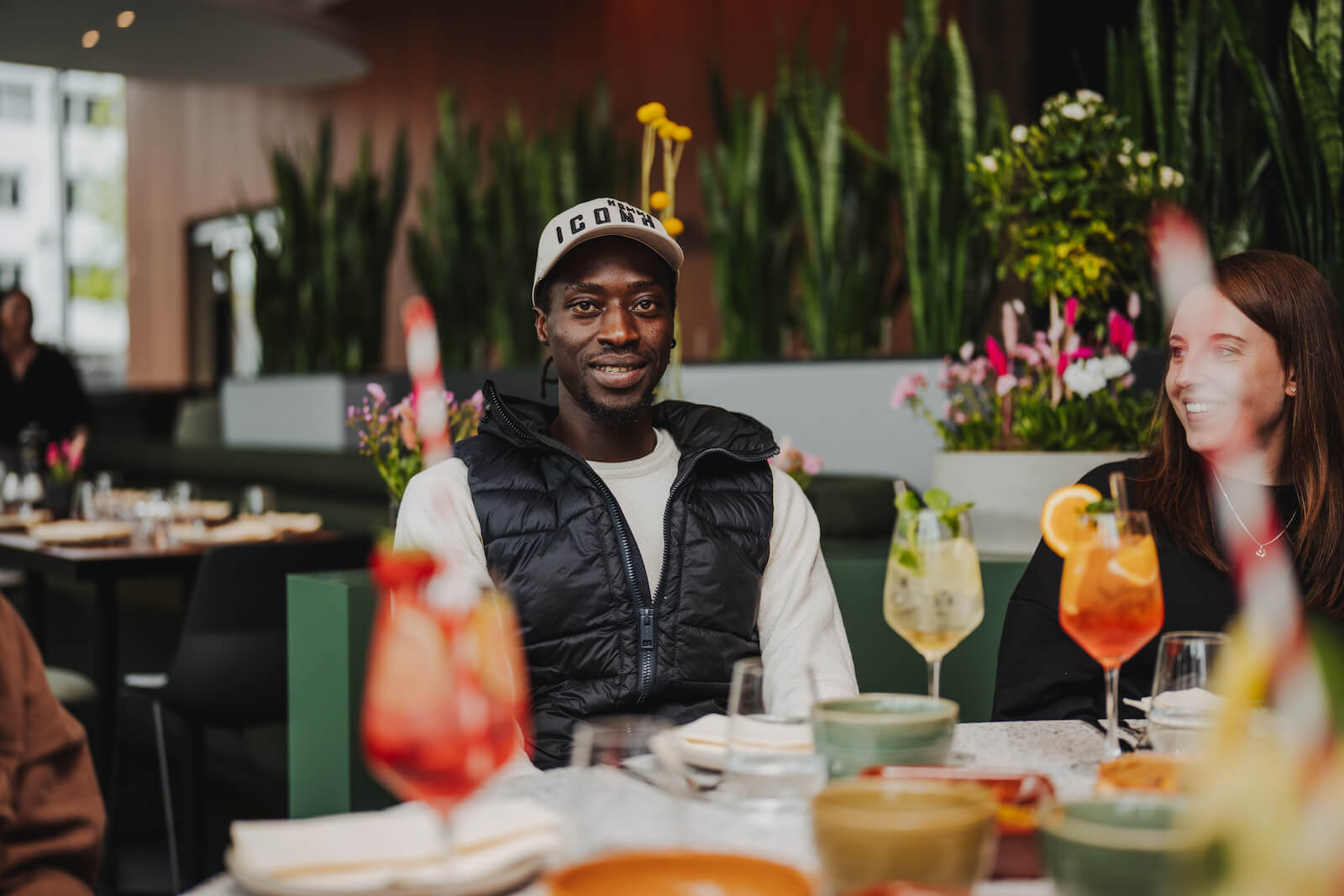 Eventfotografie in Heilbronn: Menschen bei einem geselligen Treffen im Restaurant