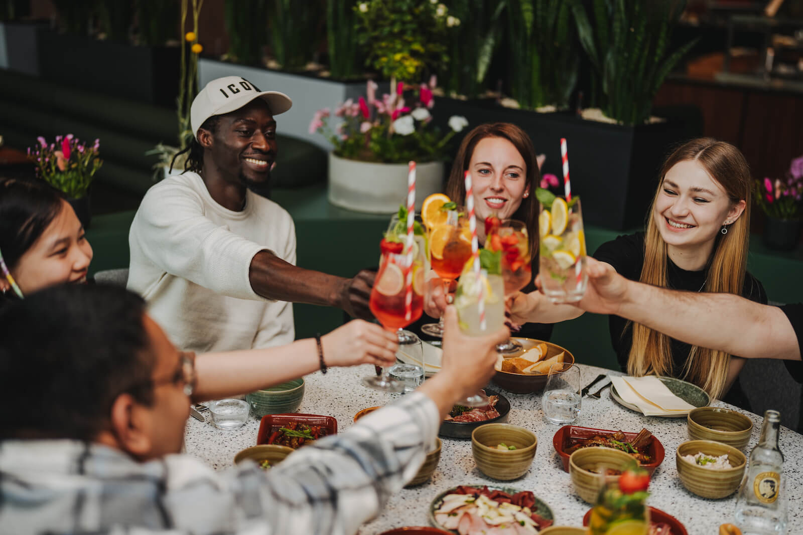 Fröhliche Gruppe beim Anstoßen in einem Restaurant in Heilbronn, fotografiert vom Eventfotografen Niklas Hesser.