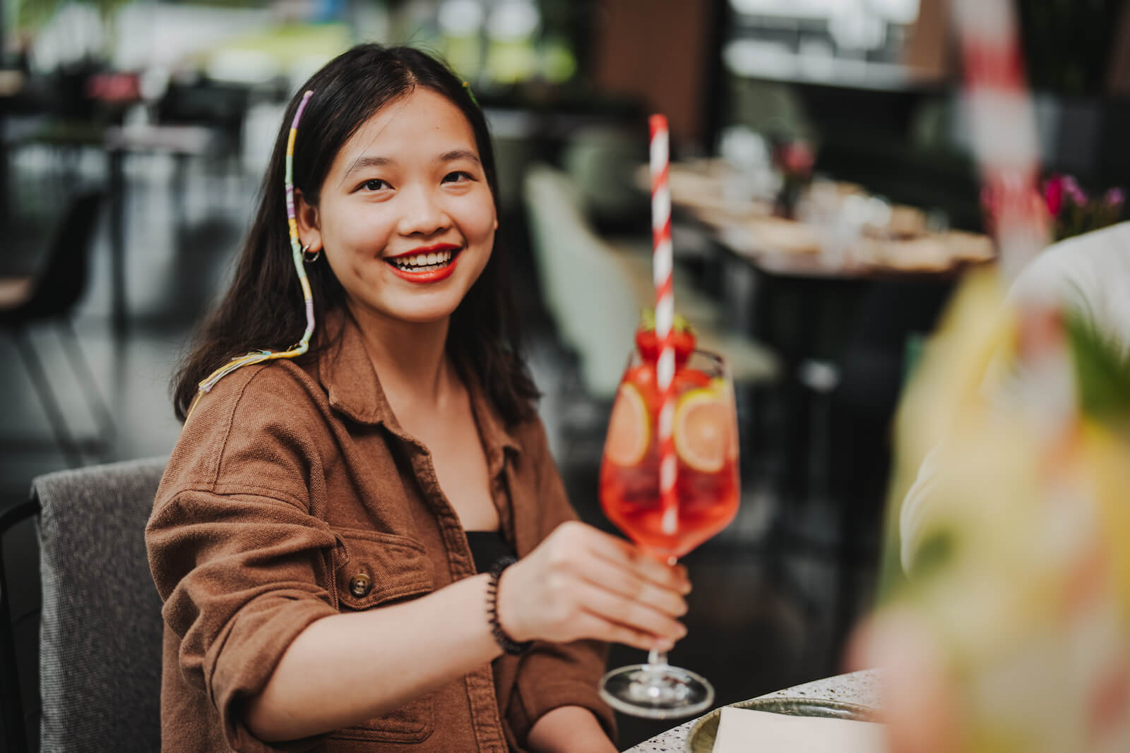 Frau bei einem Event in Heilbronn mit Cocktail, fotografiert vom Eventfotografen Niklas Hesser.
