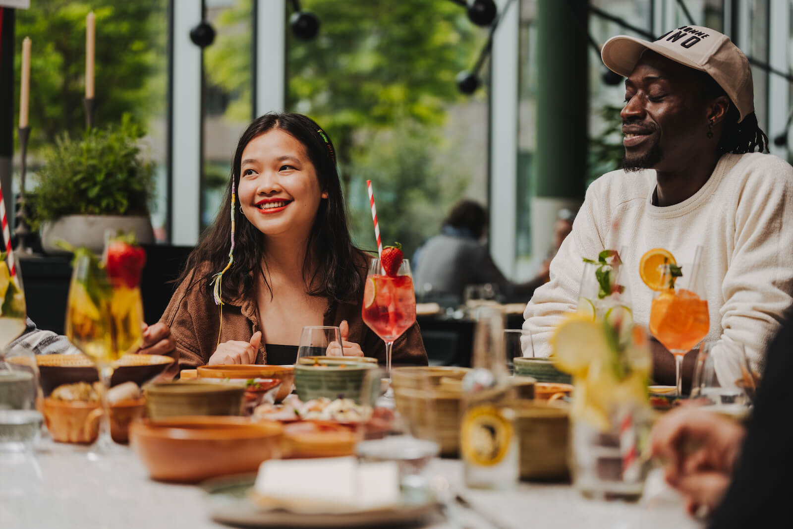 Paar genießt ein entspanntes Essen in Heilbronn, fotografiert vom Eventfotografen Niklas Hesser.