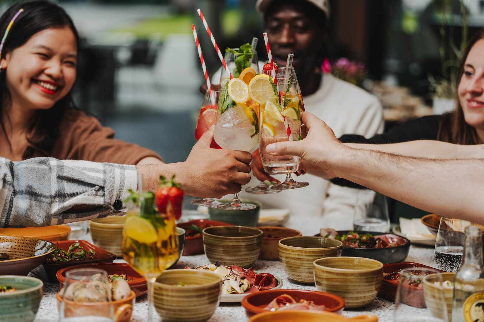 Fröhliche Gruppe stößt mit Cocktails bei einem Event in Heilbronn an, fotografiert vom Eventfotografen Niklas Hesser.