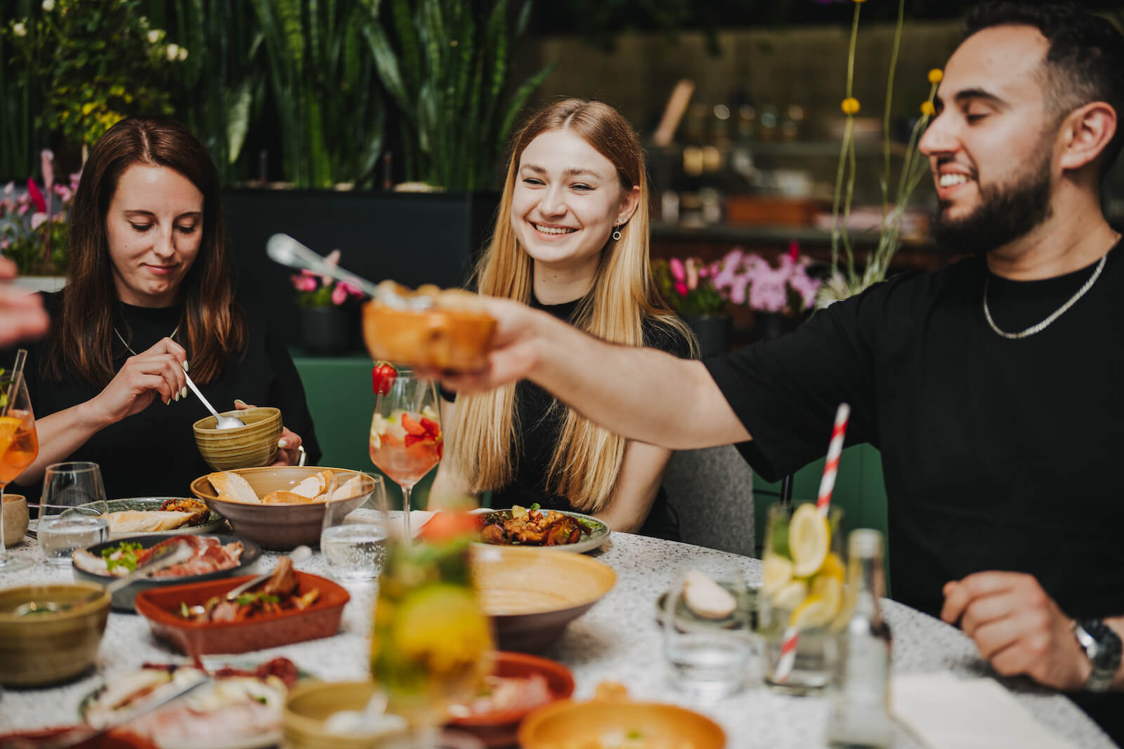 Fröhliche Gruppe beim Essen in Heilbronn, fotografiert vom Eventfotografen Niklas Hesser.