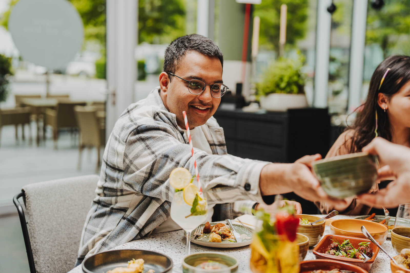 Eventfotografie in Heilbronn: Mann bei einem geselligen Essen, aufgenommen vom Eventfotografen Niklas Hesser.