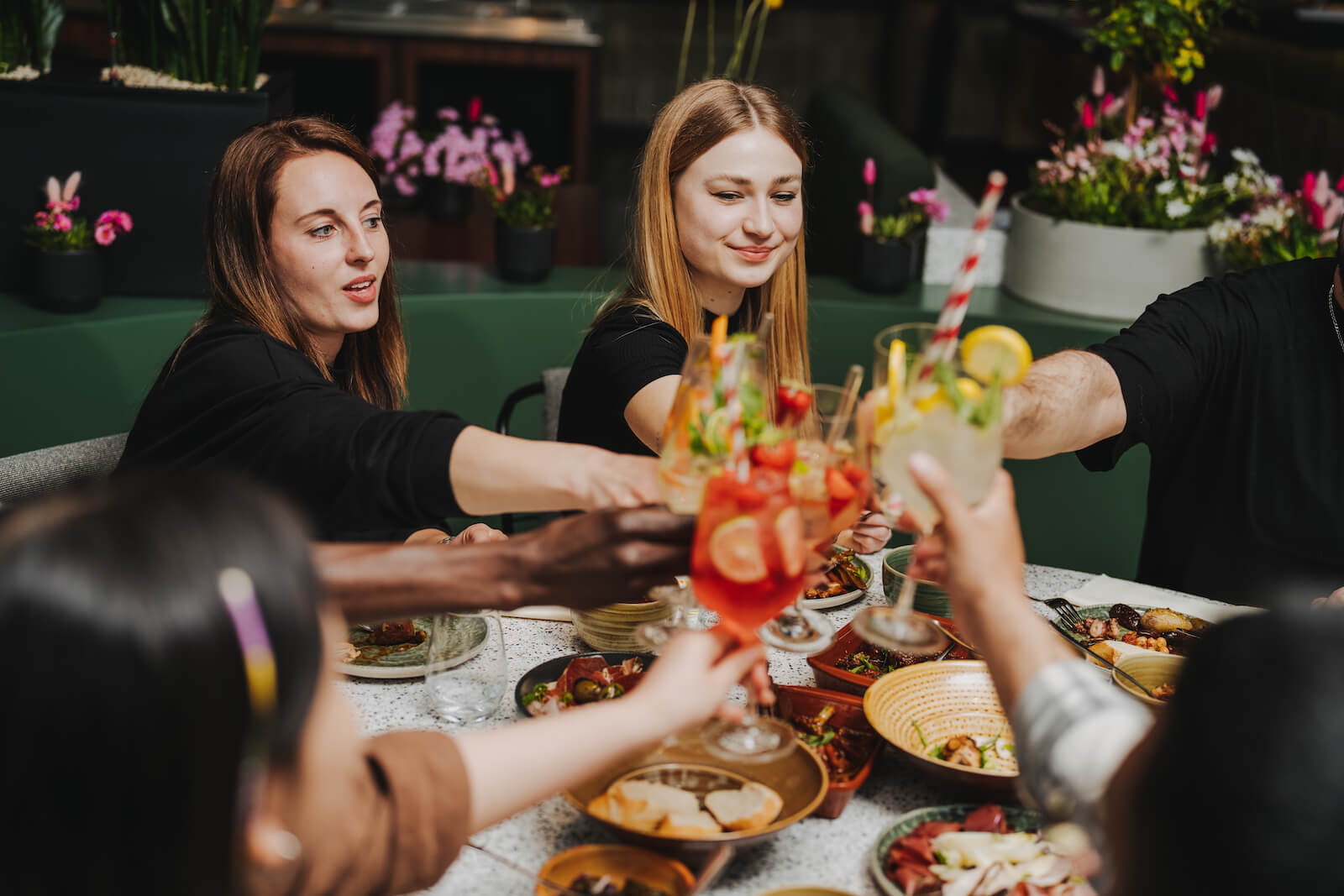 Freunde stoßen bei einem Event in Heilbronn an, fotografiert vom Eventfotografen Niklas Hesser.