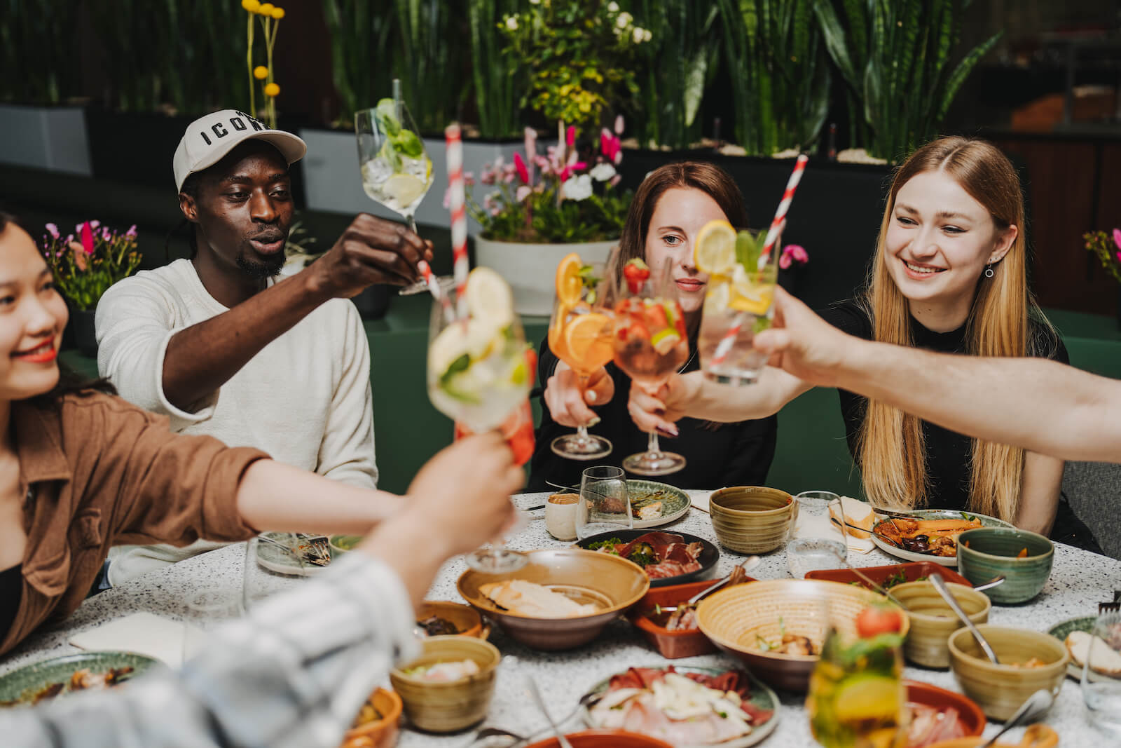 Eventfotografie in Heilbronn: Gruppe von Freunden stößt bei einem Essen an.