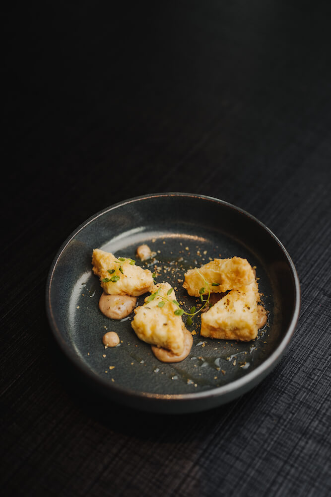 Food-Fotografie von frittiertem Gericht auf dunklem Teller, fotografiert vom Eventfotografen Niklas Hesser in Heilbronn.