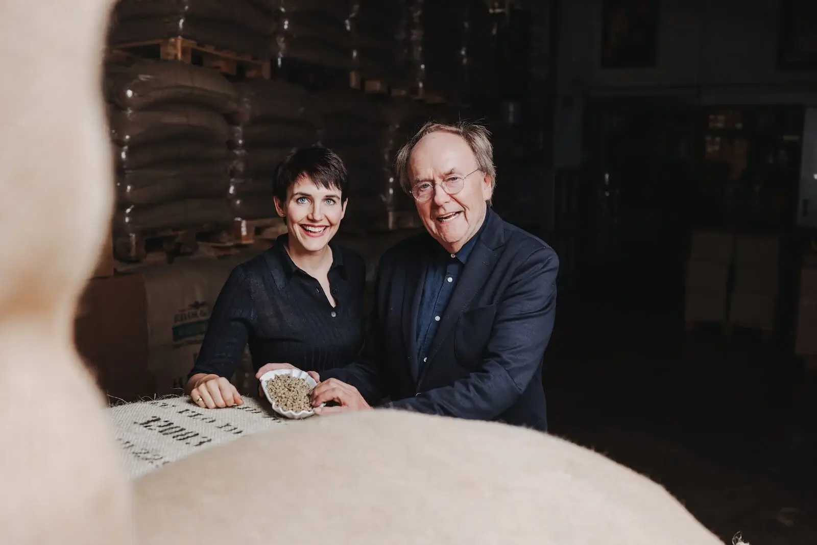 Businessfotografie in Heilbronn vom Eventfotografen Niklas Hesser, zwei Personen in einem Lagerhaus