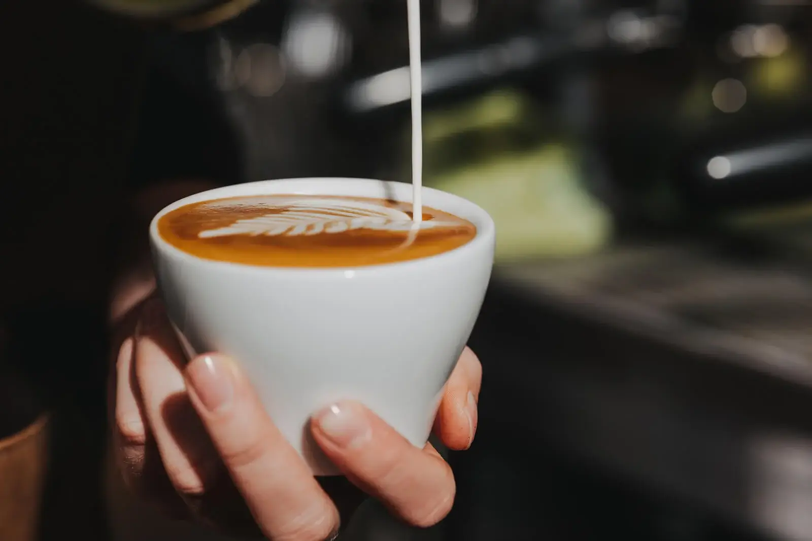 Businessfotografie in Heilbronn: Detailaufnahme einer Latte Art in einer Kaffeetasse, erstellt vom Eventfotografen Niklas Hesser.