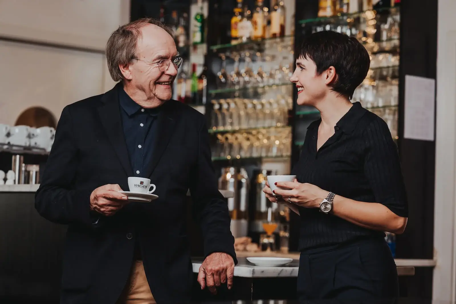 Businessfotografie in Heilbronn: Zwei Personen im Gespräch bei einer Tasse Kaffee, aufgenommen vom Eventfotografen Niklas Hesser.
