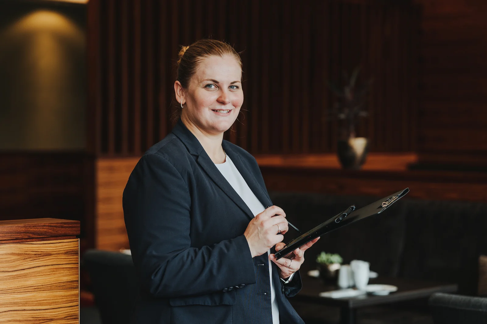 Businessportrait einer Frau im Anzug mit Tablet, fotografiert vom Fotografen Heilbronn