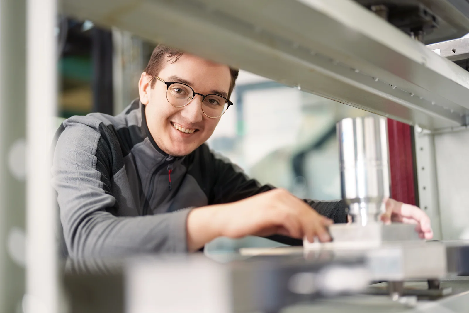 Businessporträt eines Mannes in einer industriellen Umgebung, aufgenommen vom Fotografen Heilbronn.