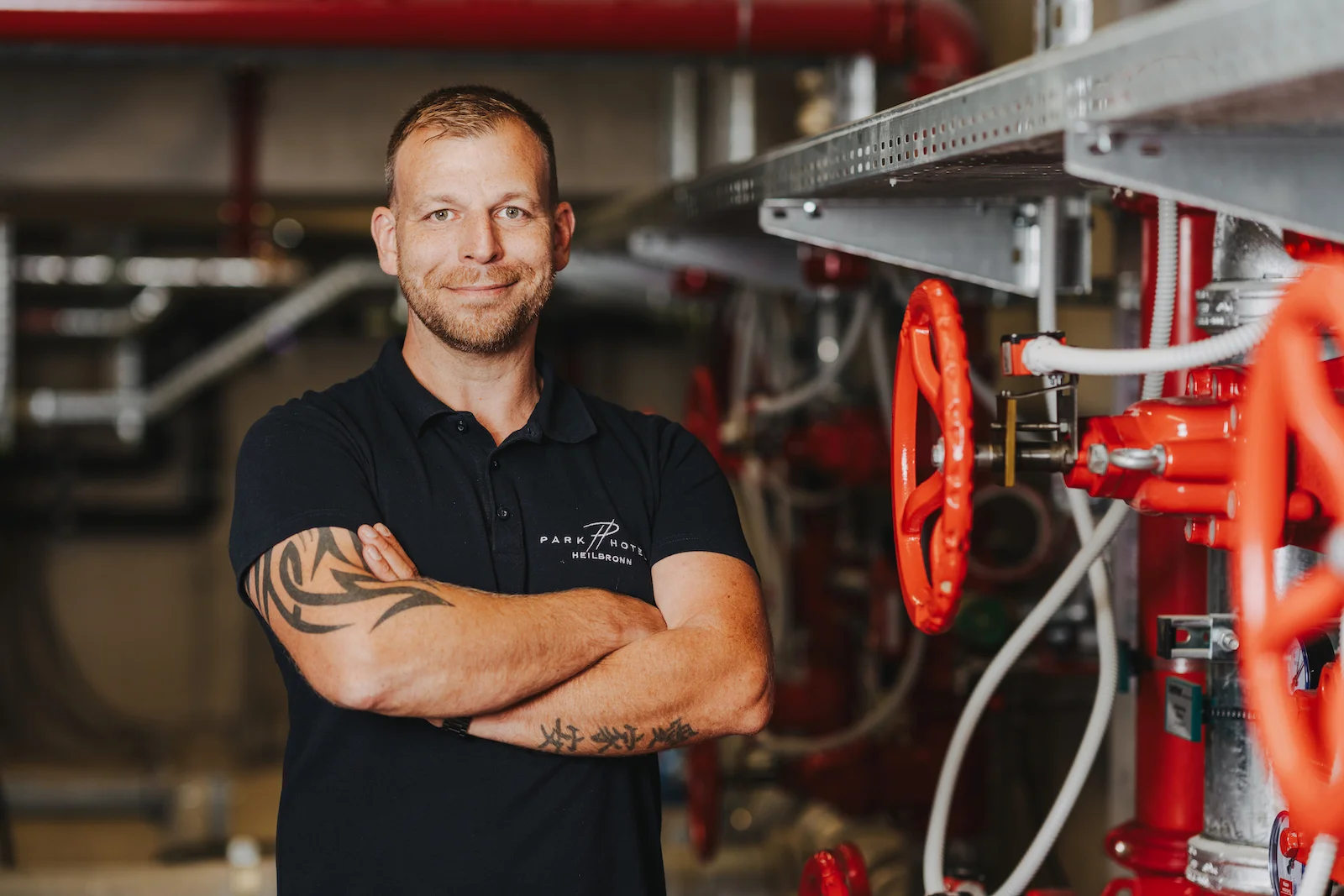 Businessportrait eines Mannes in einem technischen Umfeld, fotografiert vom Eventfotografen Niklas Hesser in Heilbronn.