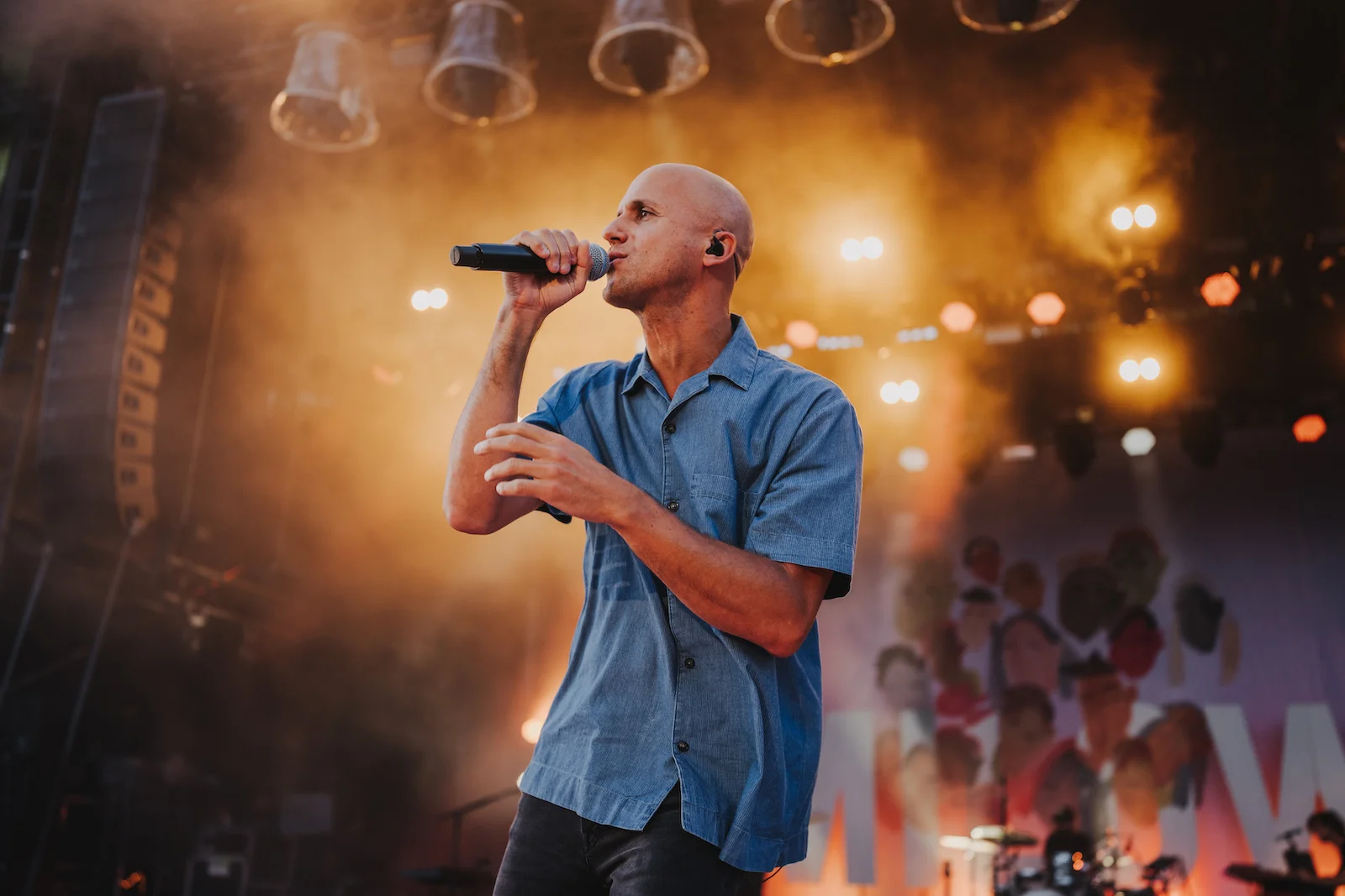 Eventfotografie in Heilbronn: Sänger auf der Bühne bei einem Konzert, aufgenommen vom Eventfotografen Niklas Hesser.