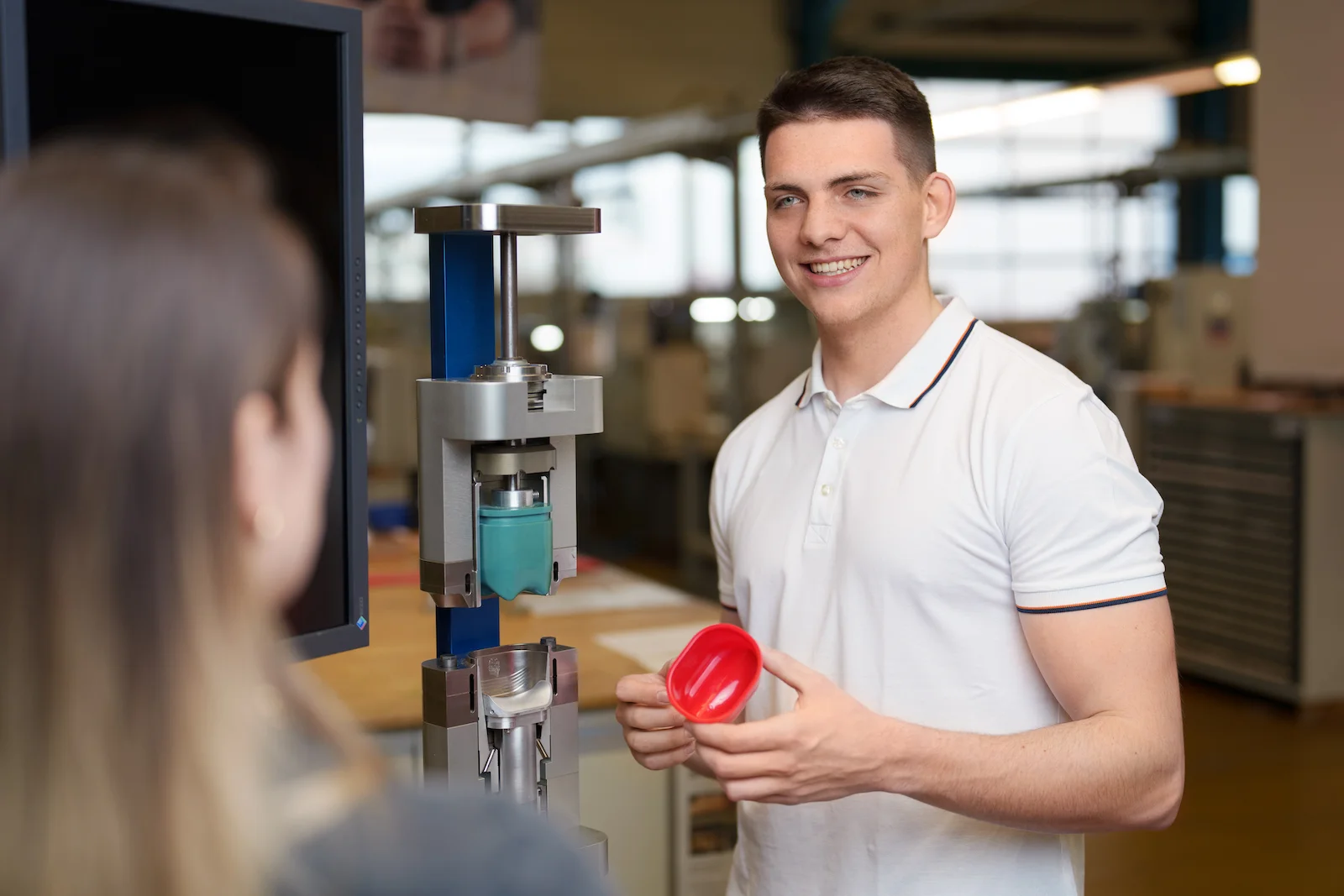 Businessporträt eines jungen Mannes in einem industriellen Umfeld in Heilbronn, aufgenommen vom Eventfotografen Niklas Hesser.
