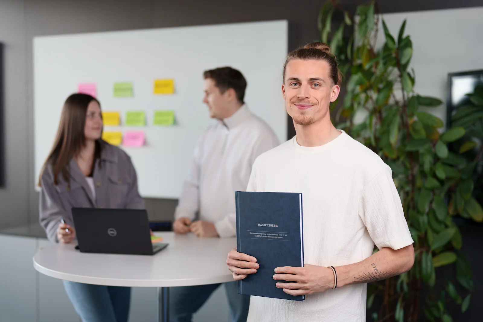 Businessporträt eines jungen Mannes in einem modernen Büro in Heilbronn, aufgenommen vom Fotografen Niklas Hesser.