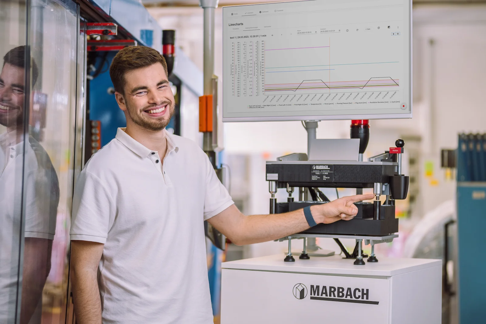 Businessportrait eines lächelnden Mannes in einem modernen Büro in Heilbronn, fotografiert vom Eventfotografen Niklas Hesser.