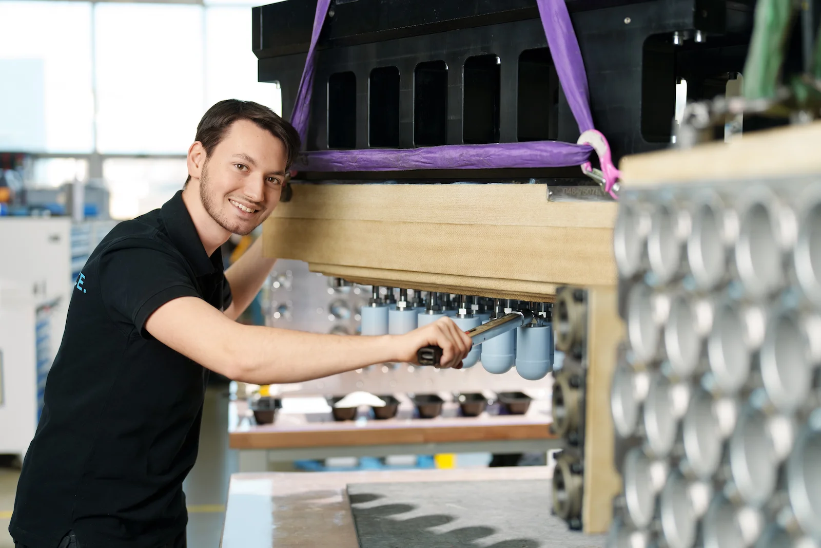 Businessfotografie in Heilbronn: Mitarbeiter bei der Arbeit in einer Produktionshalle