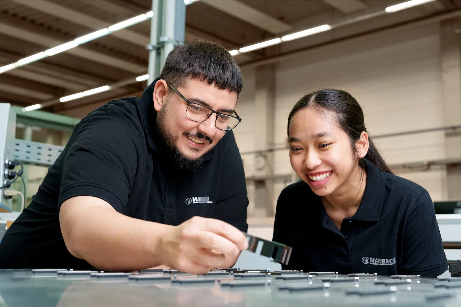 Businessfotografie in Heilbronn: Zwei Mitarbeiter in einem modernen Arbeitsumfeld