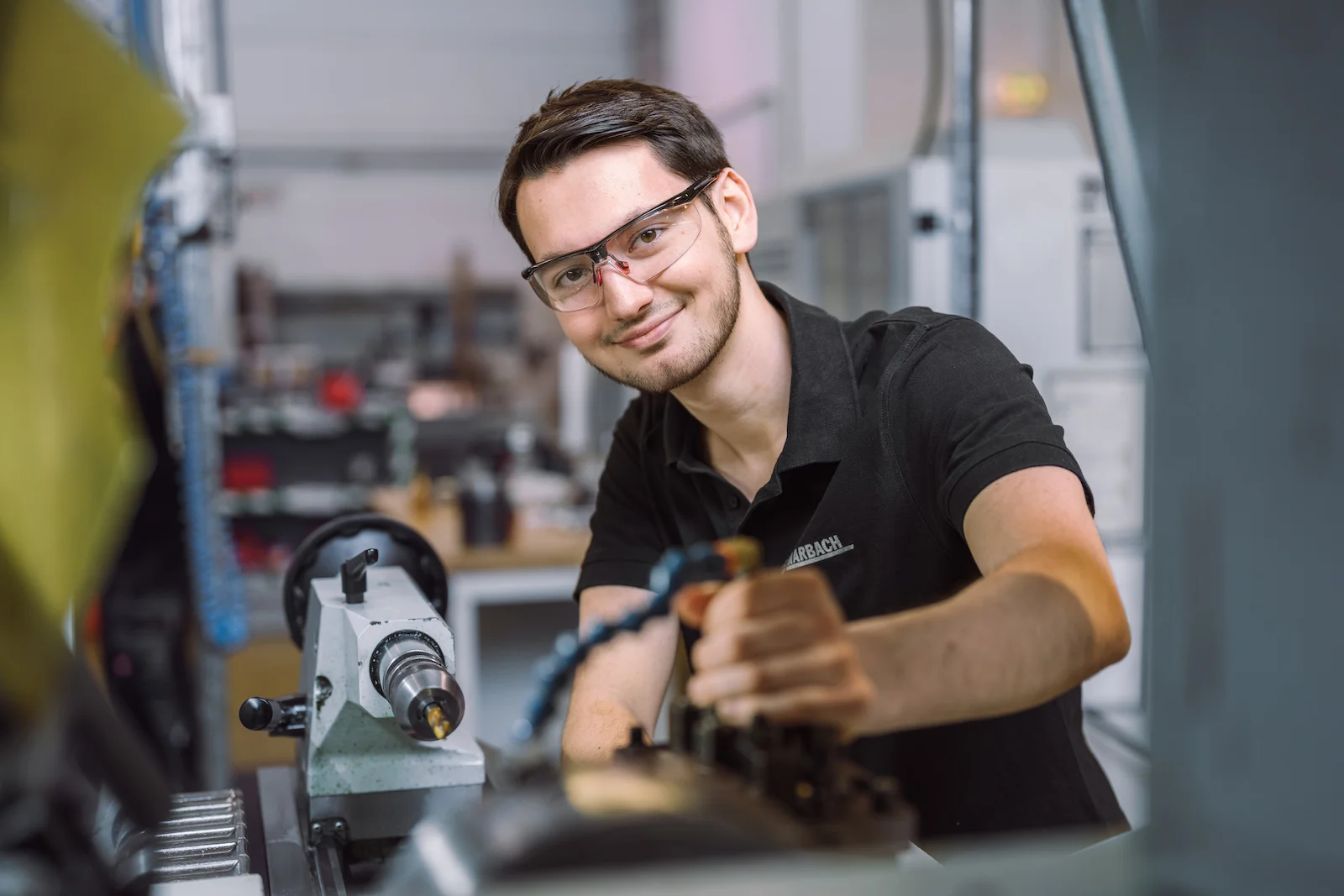 Businessportrait eines jungen Mannes in einem industriellen Umfeld in Heilbronn, aufgenommen vom Eventfotografen Niklas Hesser.