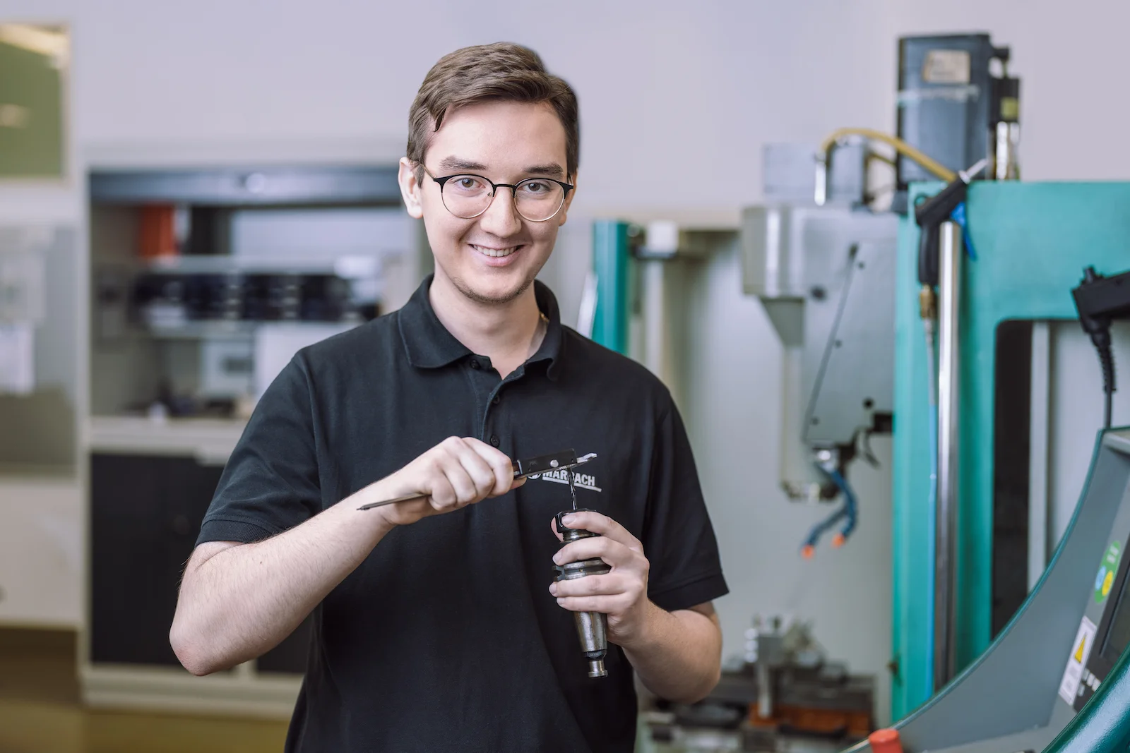 Businessportrait eines jungen Mannes in einem industriellen Umfeld, aufgenommen vom Fotografen Heilbronn.