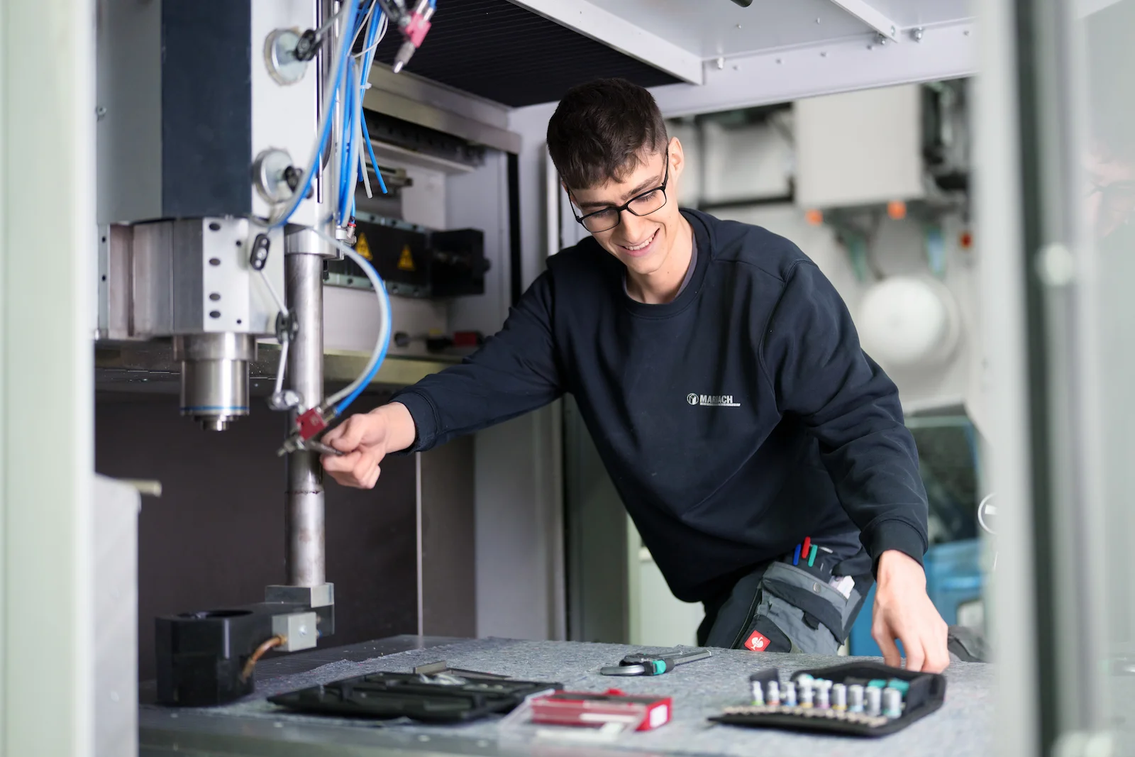 Businessportrait eines jungen Mannes in einer industriellen Umgebung in Heilbronn, aufgenommen vom Eventfotografen Niklas Hesser.