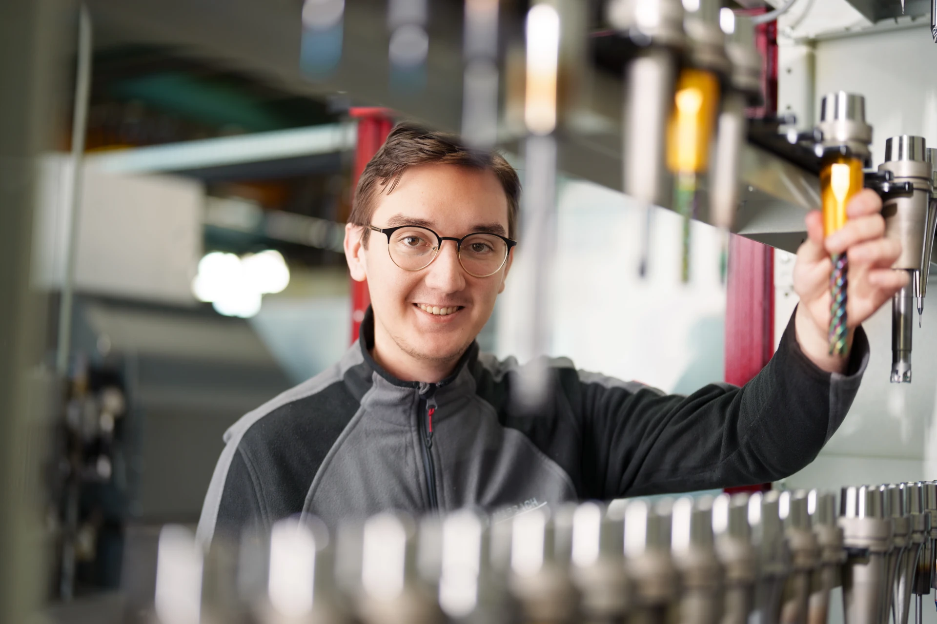 Businessportrait eines Mannes in einem industriellen Umfeld, fotografiert vom Eventfotografen Niklas Hesser in Heilbronn.