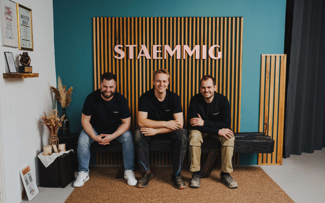 Businessporträt eines Teams in Obersulm, aufgenommen vom Eventfotografen Niklas Hesser, mit Fokus auf authentische und natürliche Darstellung.