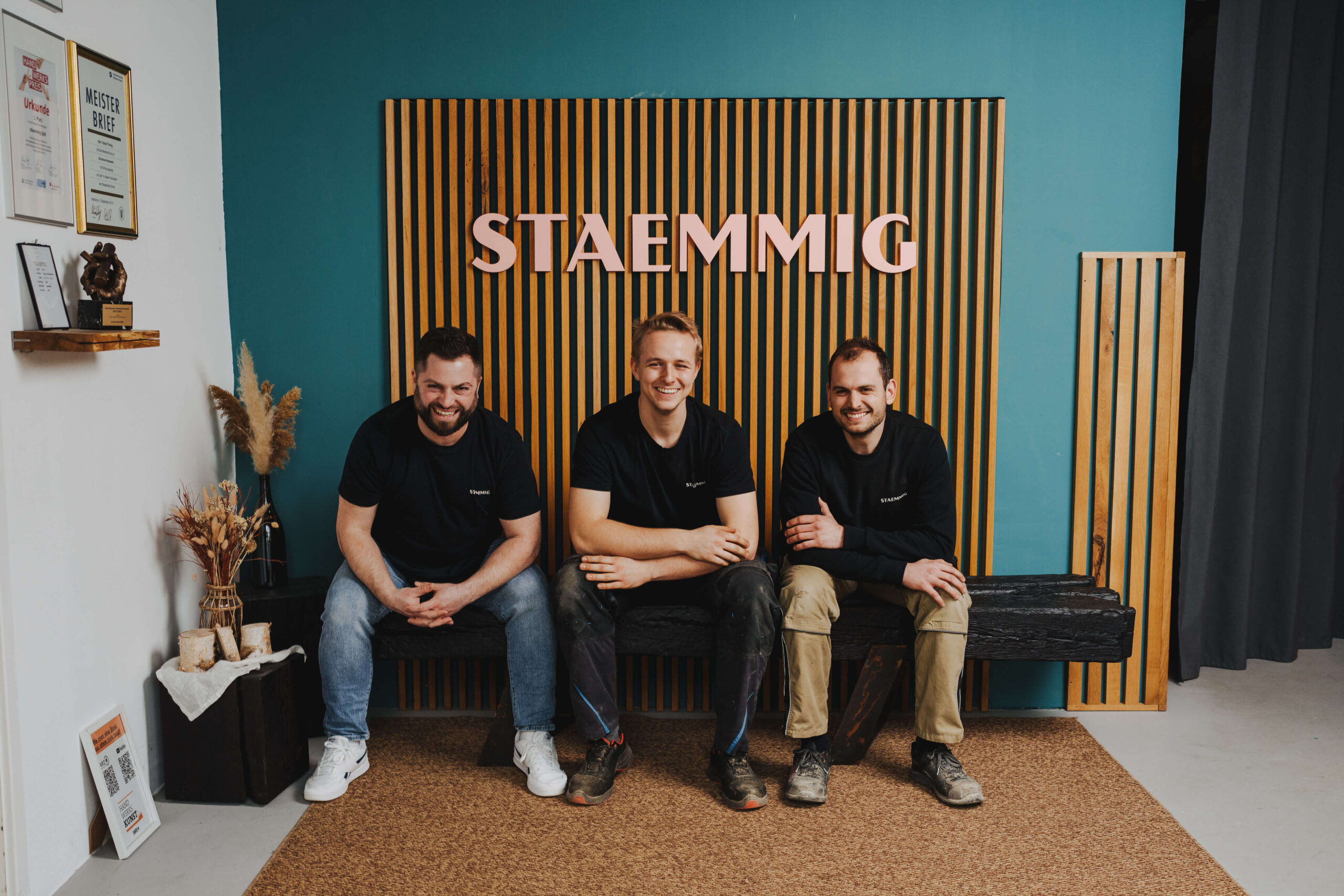 Businessporträt eines Teams in Obersulm, aufgenommen vom Eventfotografen Niklas Hesser, mit Fokus auf authentische und natürliche Darstellung.