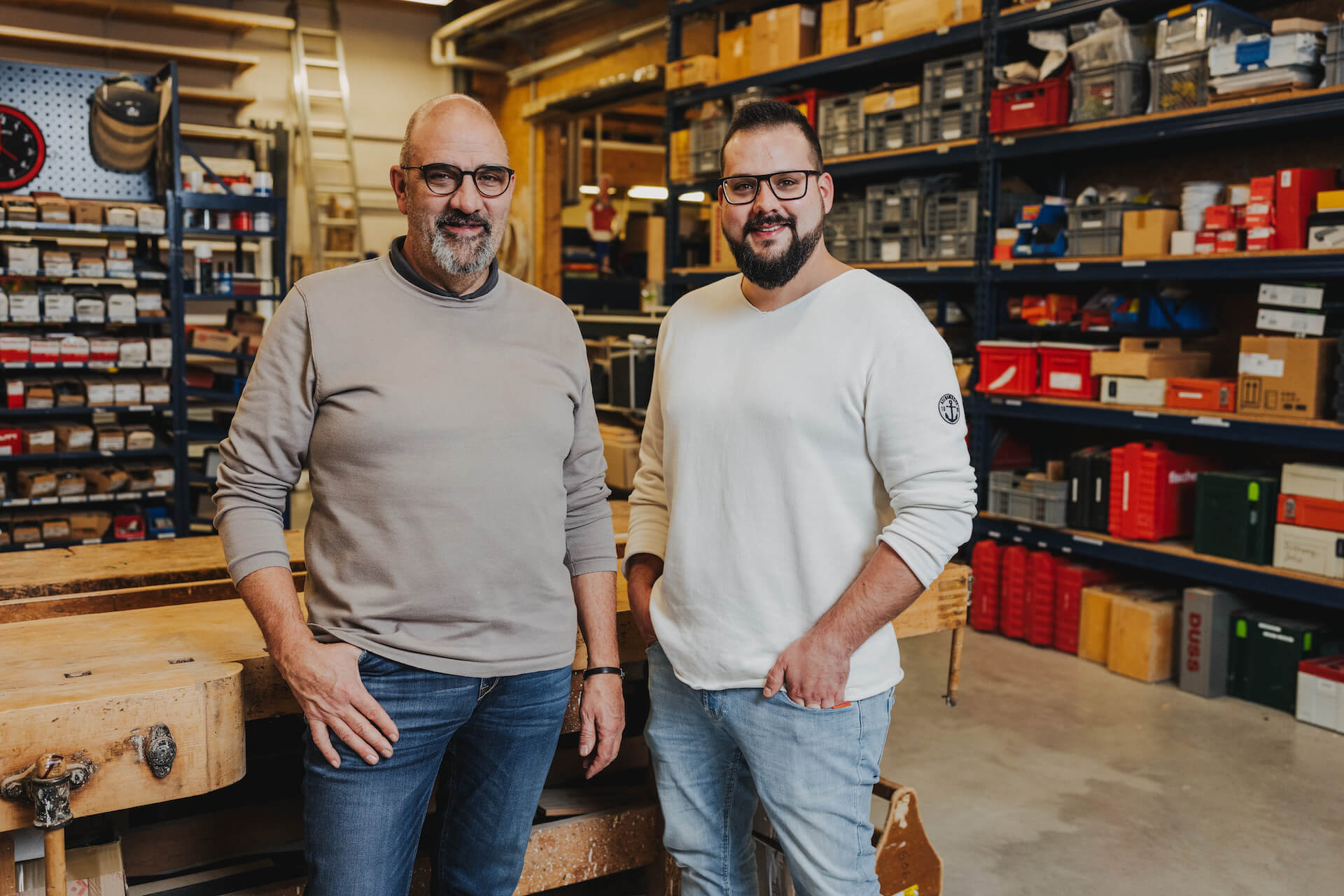 Businessporträt von zwei Männern in einer Werkstatt in Neckarsulm, aufgenommen vom Eventfotografen Niklas Hesser.